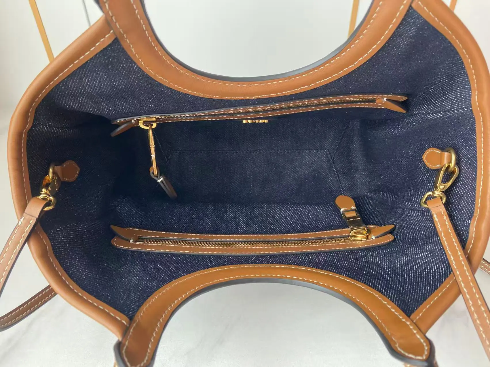 Miu 牛仔 小牛皮 托特包 大容量托特款(數字9) Miu 牛仔 小牛皮 托特包 大容量托特款(數字9)