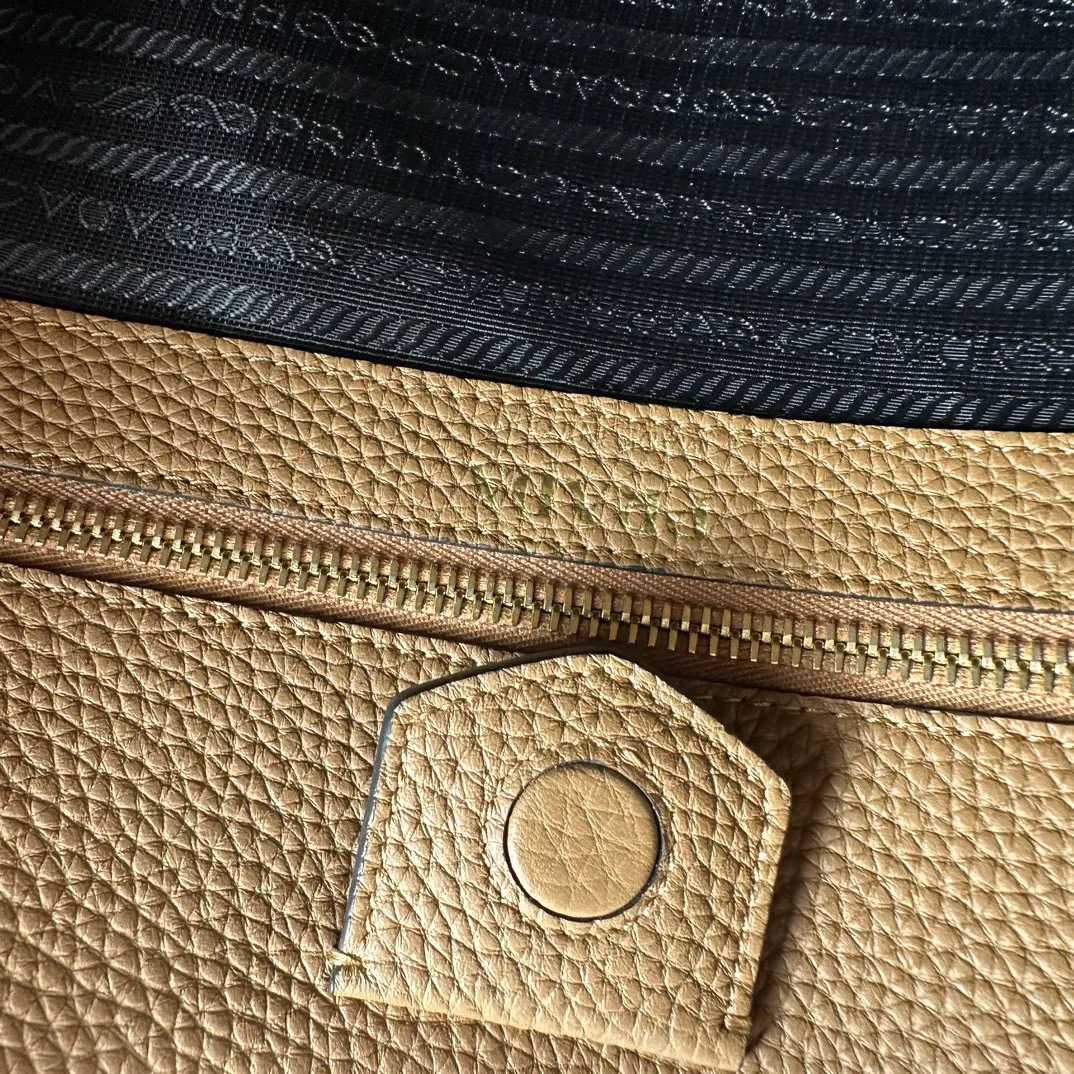 Prada 金色 托特包