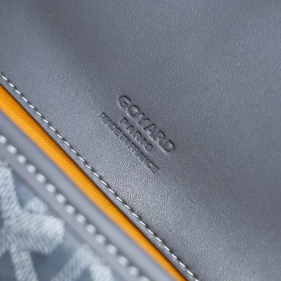 Goyard 灰色 皮质镶边以线条的方式凸显出包身轮廓 翻盖的皮质内衬亦 收纳包 旅行收纳款