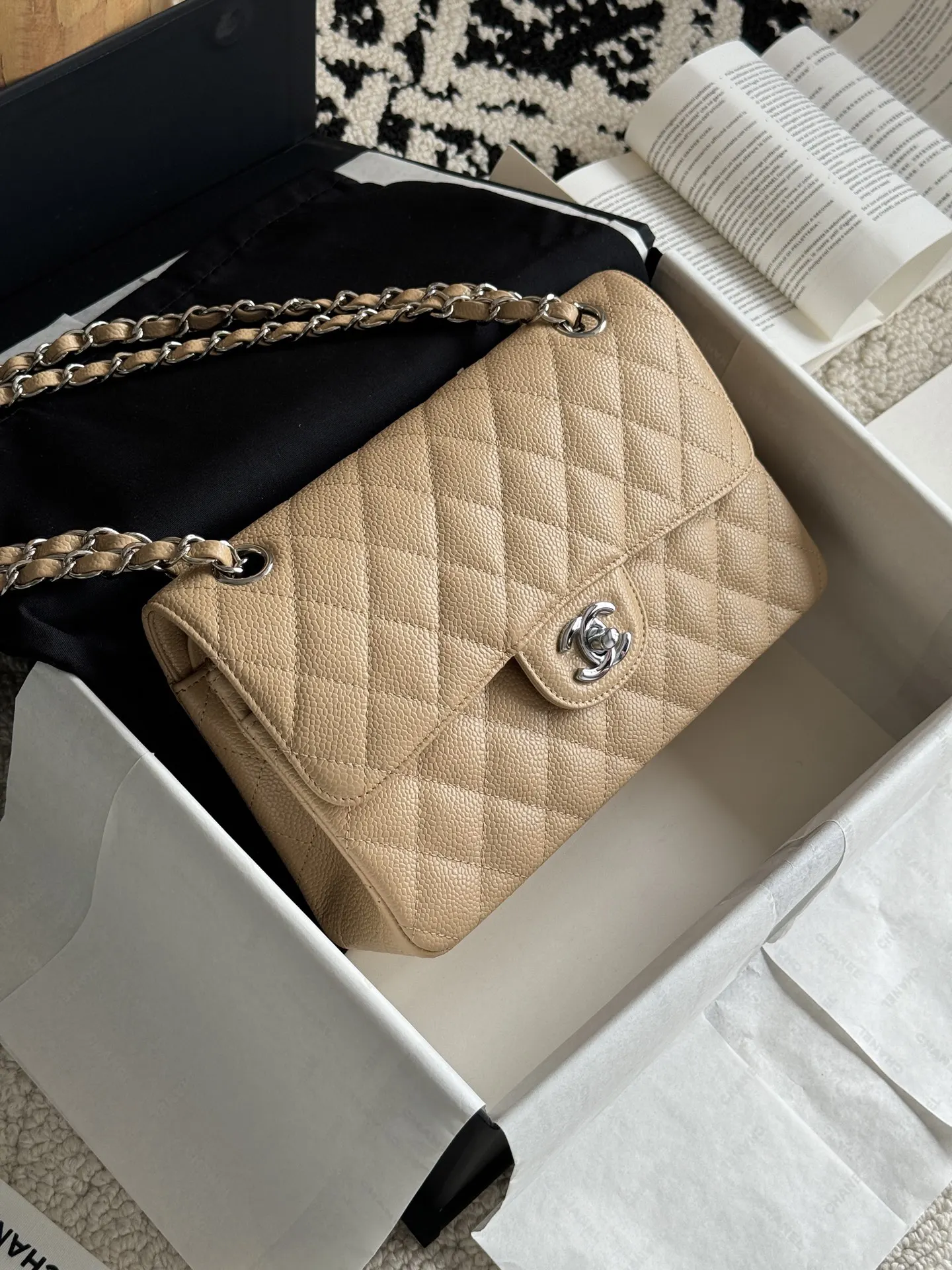 Chanel 米色荔枝纹牛皮翻盖链条包 金扣