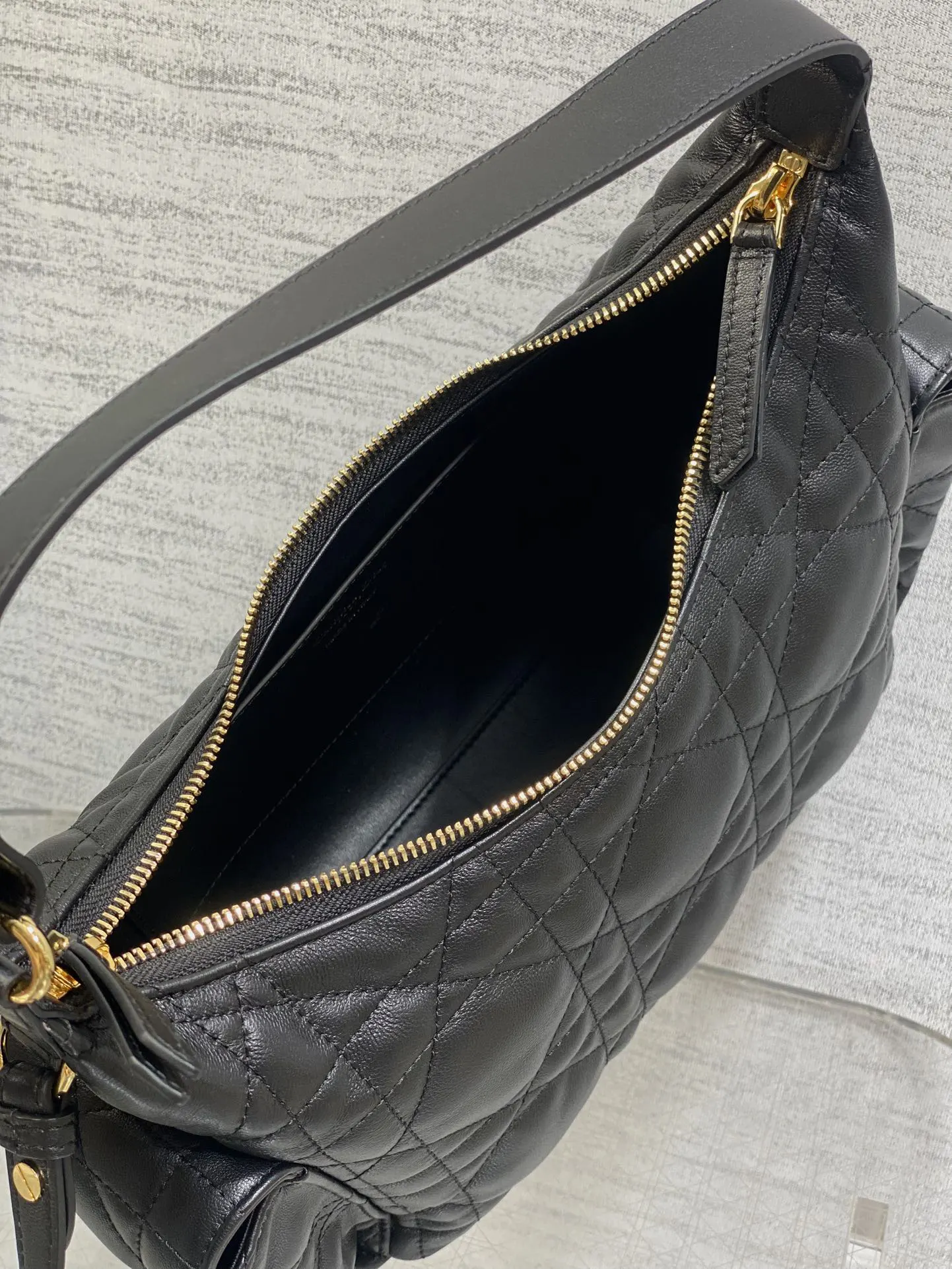 Hobo Shoulder Bag Vintage Leather Image 9 Hobo Shoulder Bag Vintage Leather Image 9