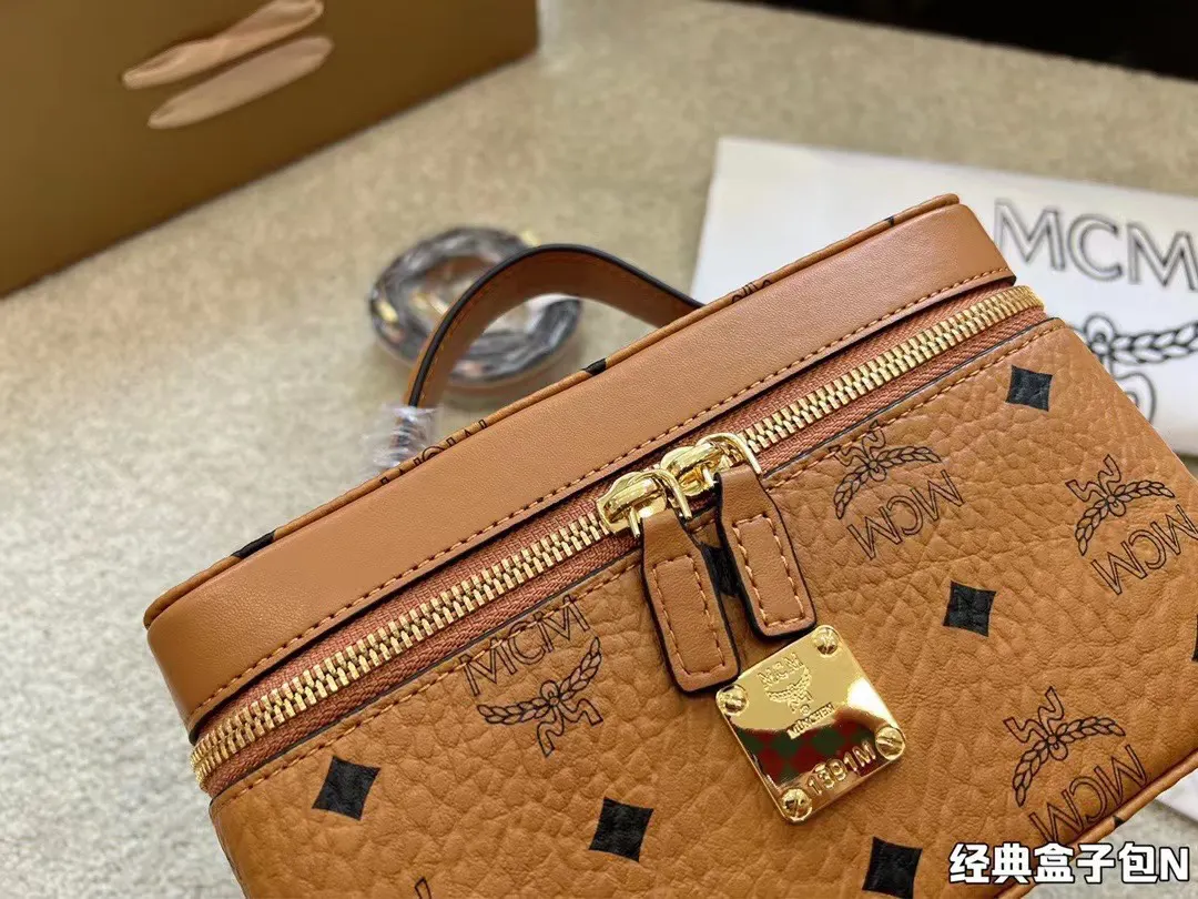 化妆箱小箱子包 本季真是Box手袋的天下 小箱包出了 化妆包 便携收纳款