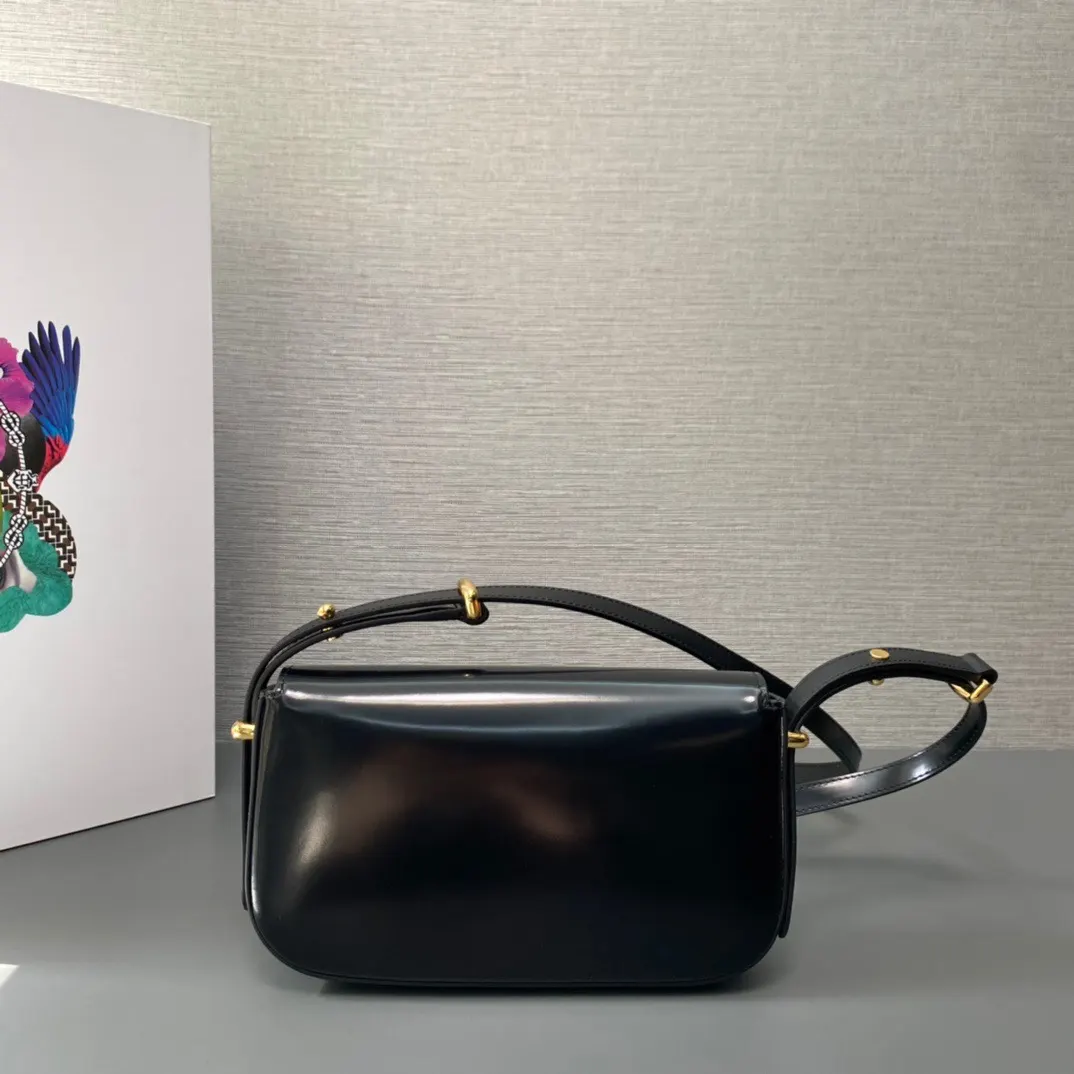 Prada 牛皮 三角标 斜挎包