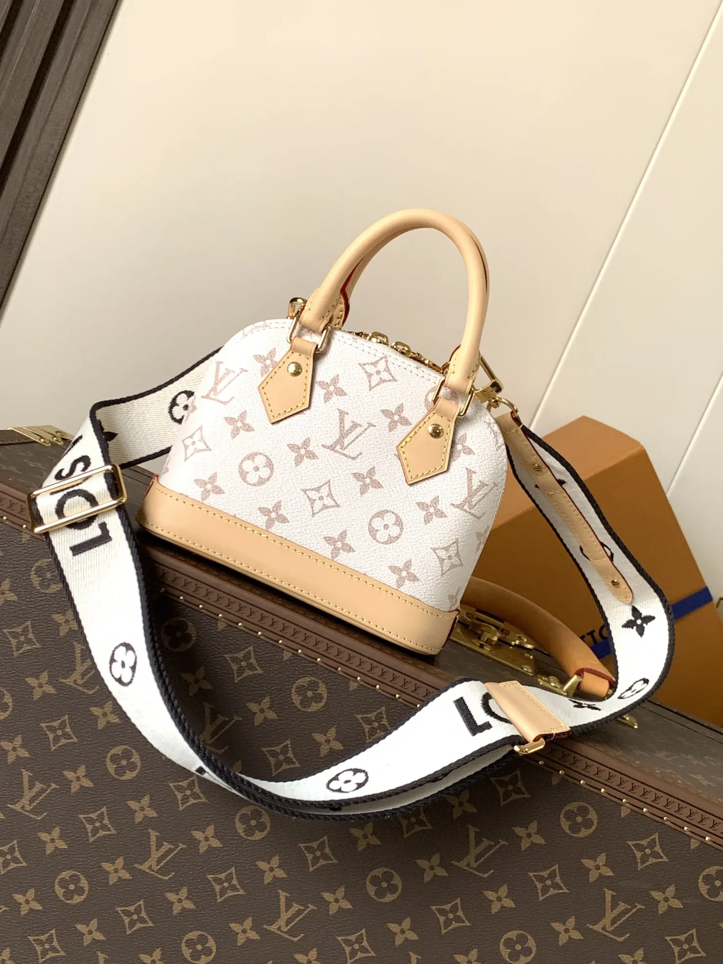 LV Alma classic Monogram, shell bag Image 3 LV Alma classic Monogram, shell bag Image 3