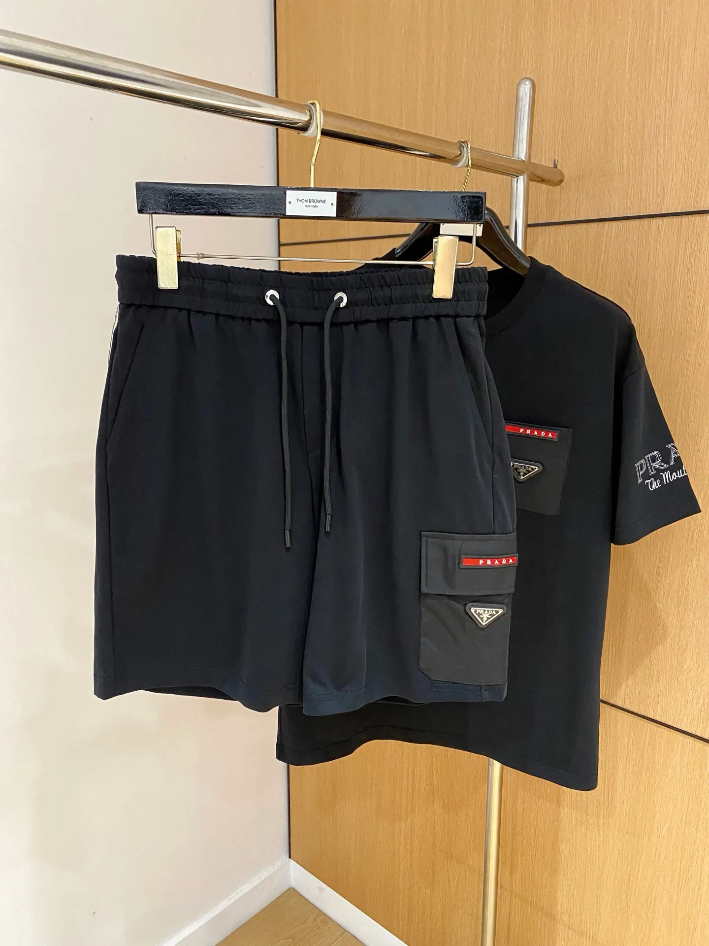 Prada 三角标胸袋短袖T恤 黑色袖口字母款
