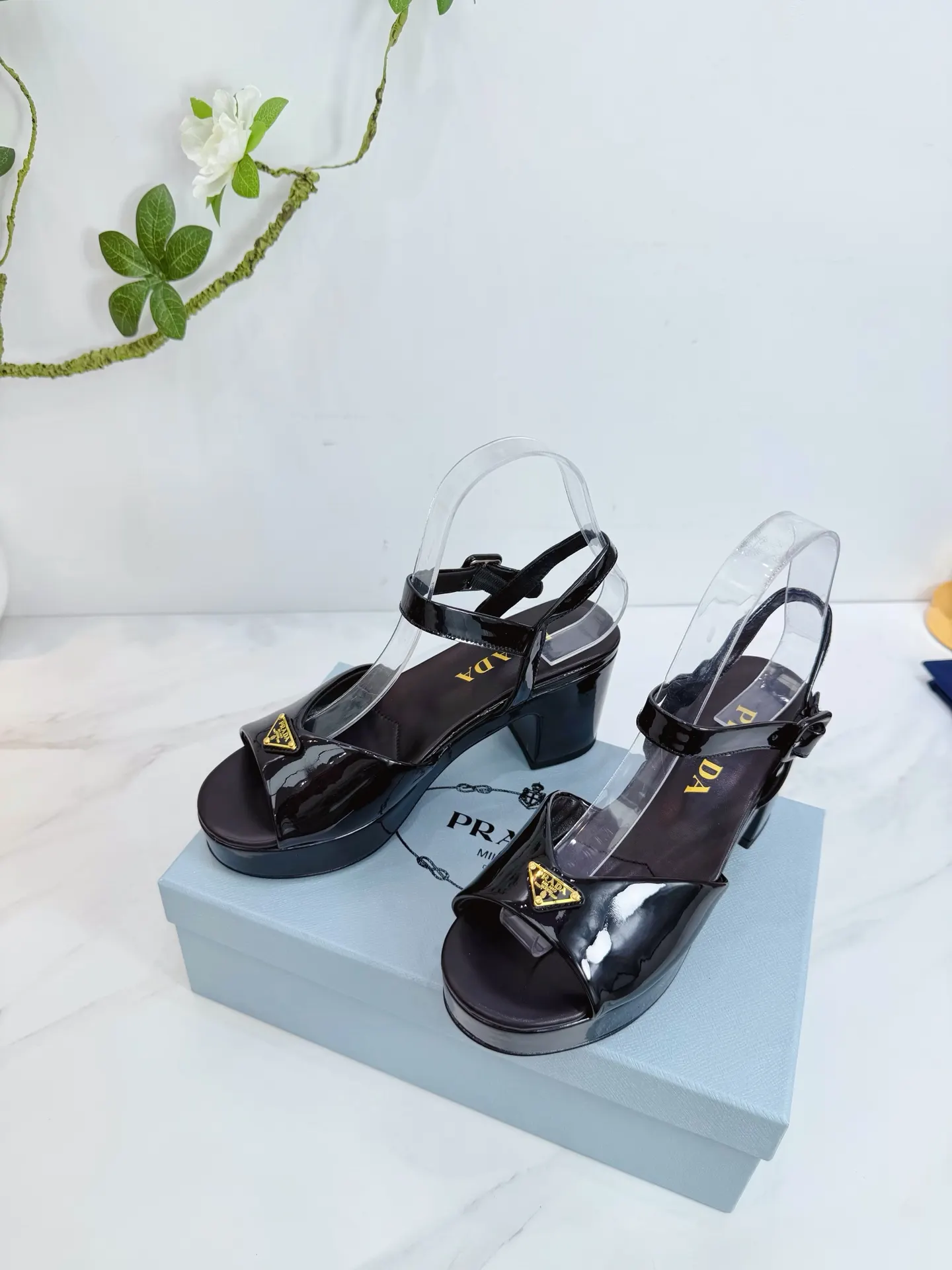 Prada 羊皮 漆皮 休闲鞋 舒适