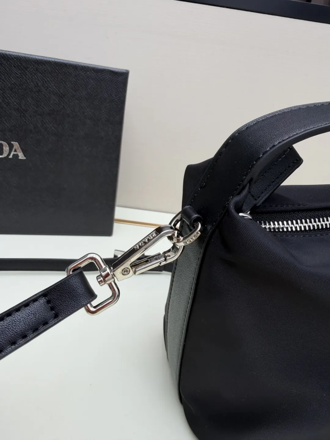 Prada 黑色 皮革 批 三角logo黑色單肩包 采用优质皮 收納包 旅行收納款