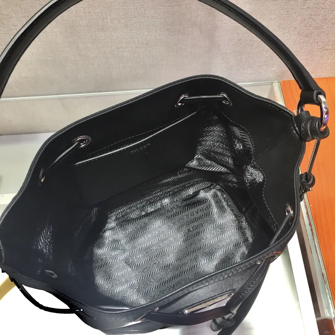 Prada Re-Nylon 1BE055 尼龙 Saffiano十字纹牛皮 水桶包