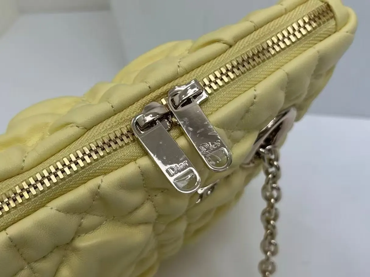 Dior 突显饰以蓬蓬超大藤格纹的新材质 为經典图案注入立体风 鏈條包 精致鏈條款