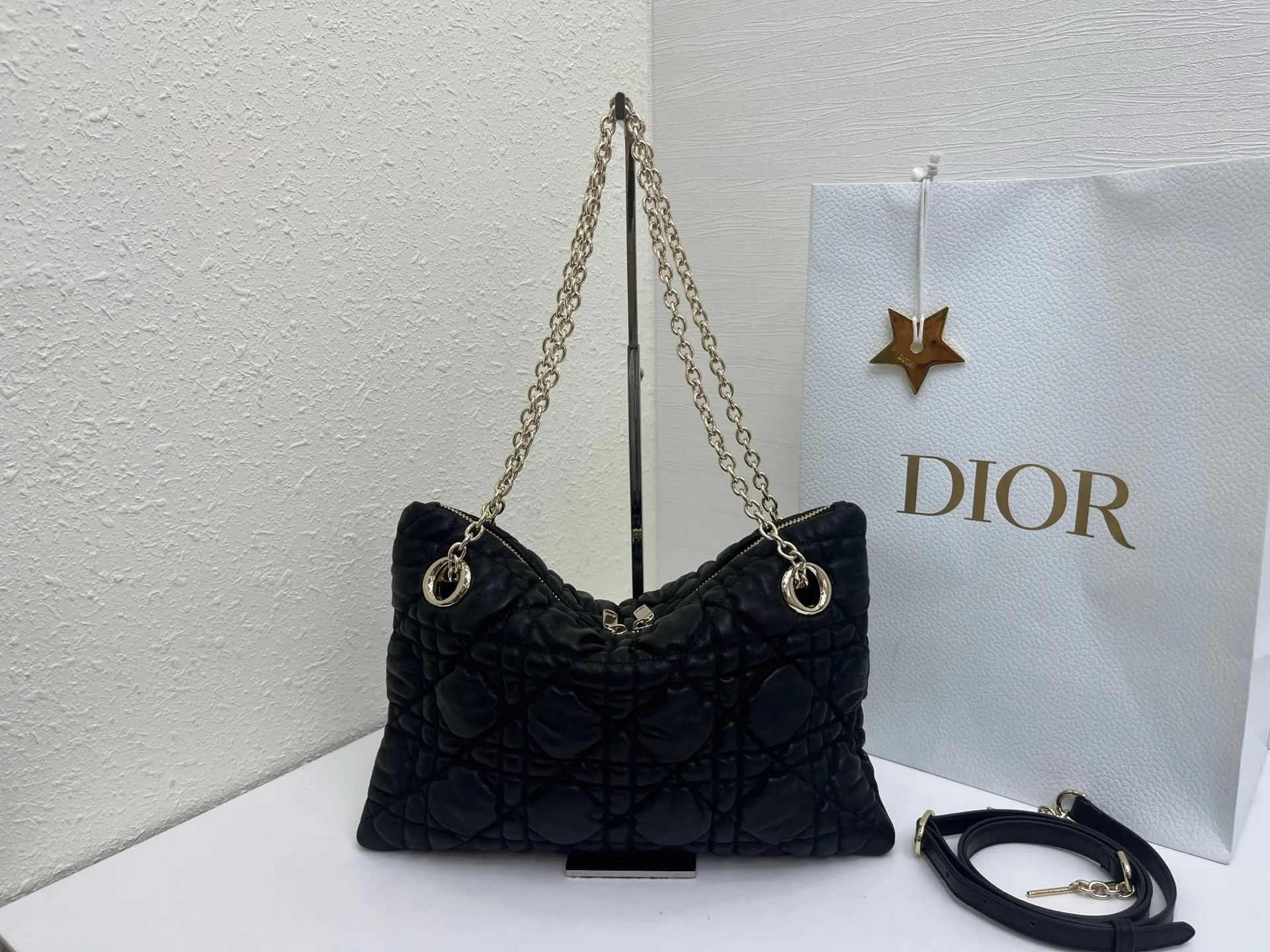 Dior 突显饰以蓬蓬超大藤格纹的新材质 为經典图案注入立体风 鏈條包 精致鏈條款