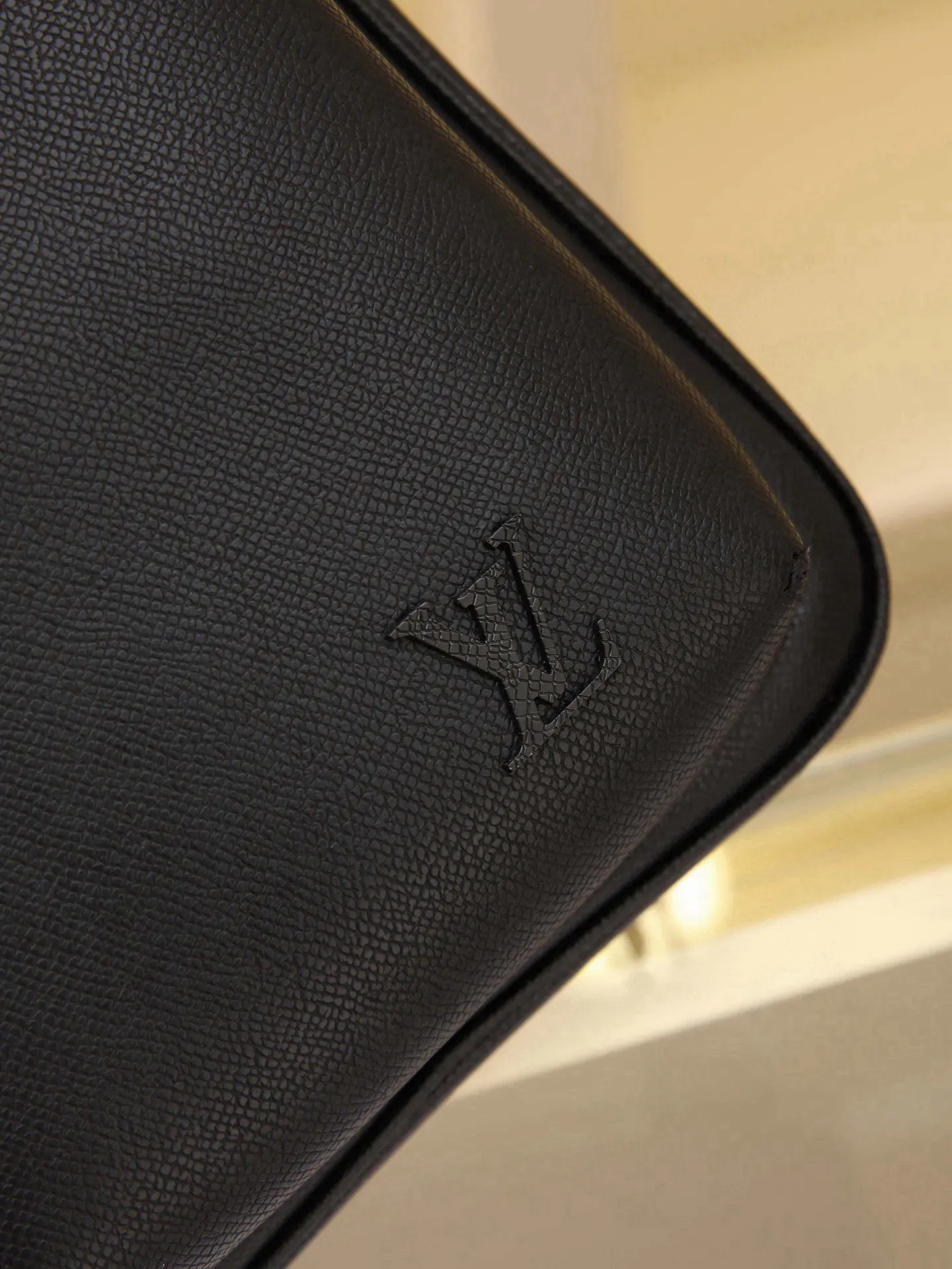 LV 牛皮 可调节锦纶肩带可通过 形环固定于左右两侧 帆布肩 單肩包 日常單肩背款
