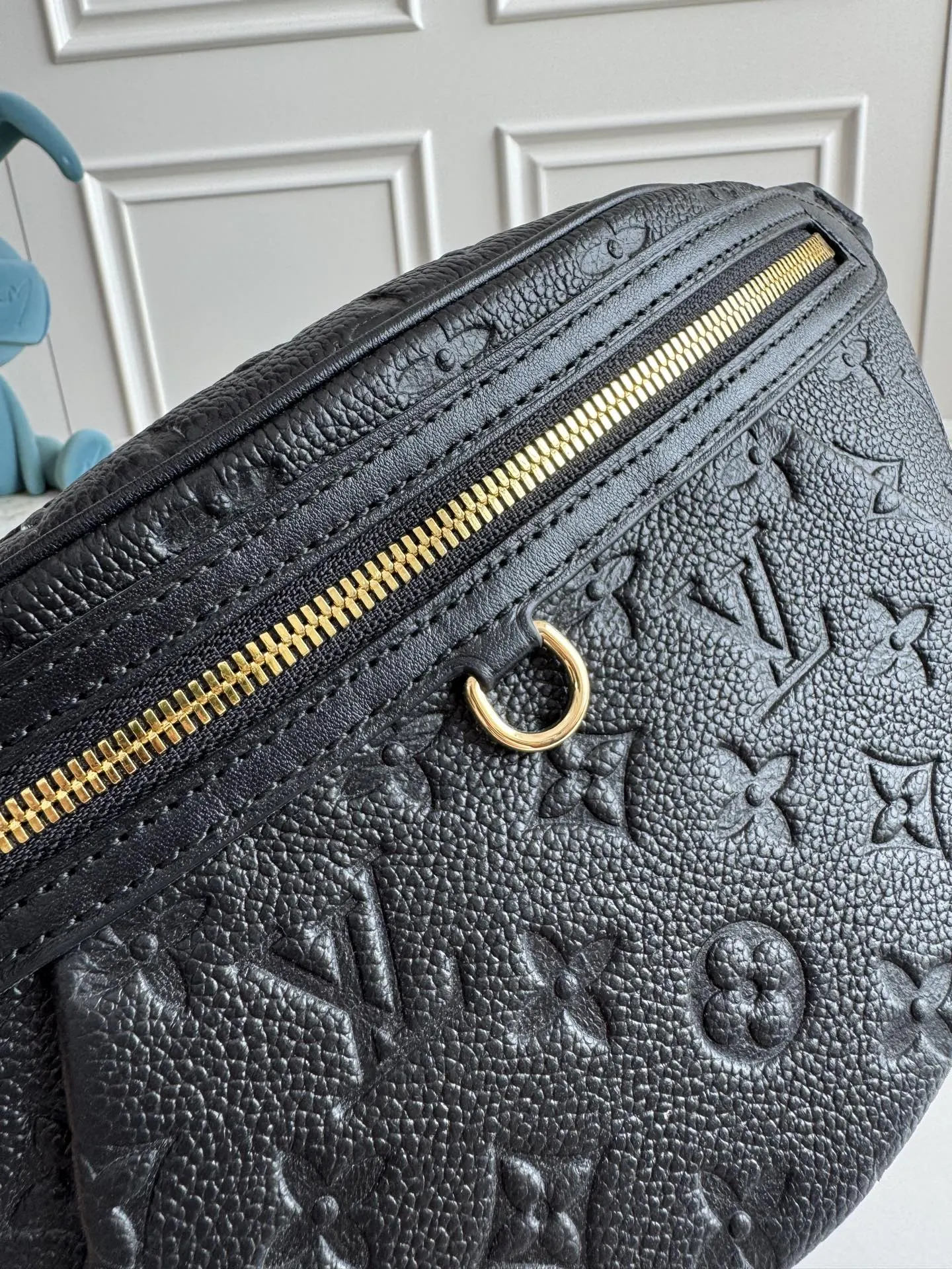金色 Mo腰包綴有金色金屬件 可拆式裝飾行李吊牌向品牌硬箱製作 休閒腰包款