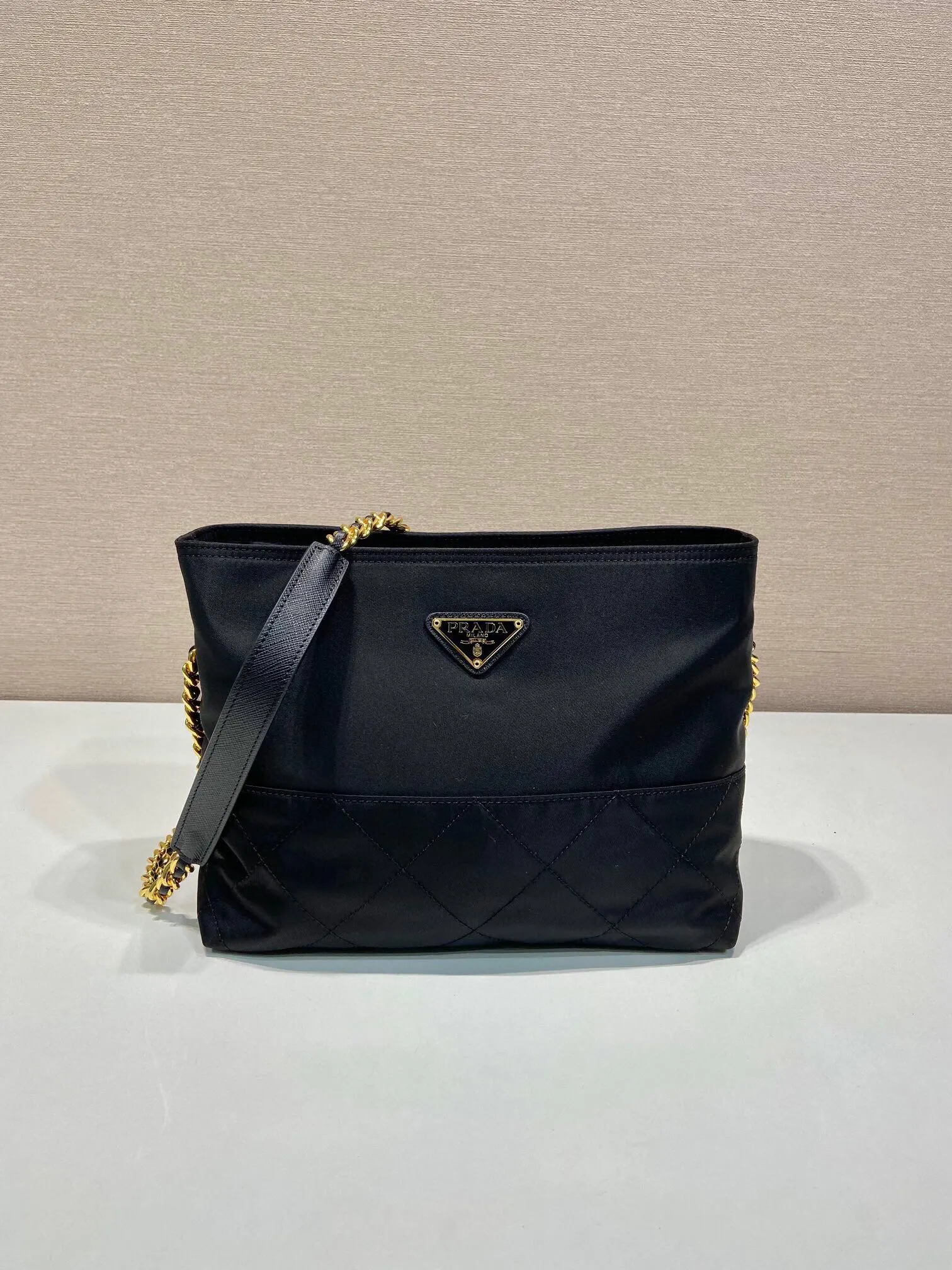 PRADA 1BD645 Re-Nylon尼龙 链条 斜挎包 精致链条款