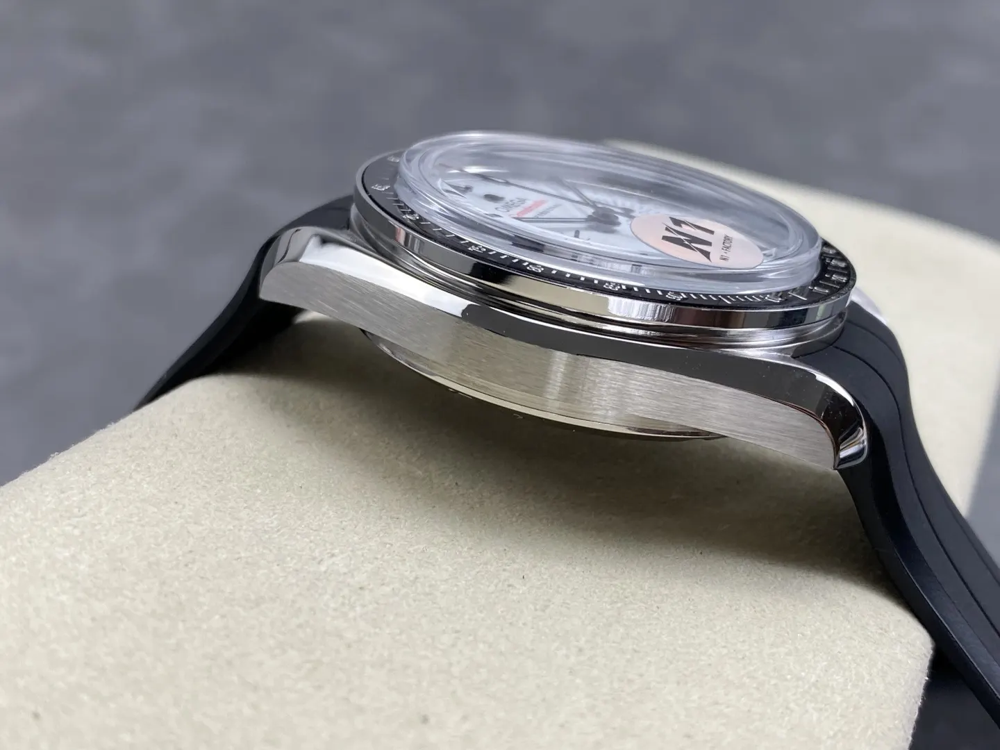 Omega 其造型灵感源自登上月球的第四代超霸腕表的不对称表壳 手錶 經典腕表款