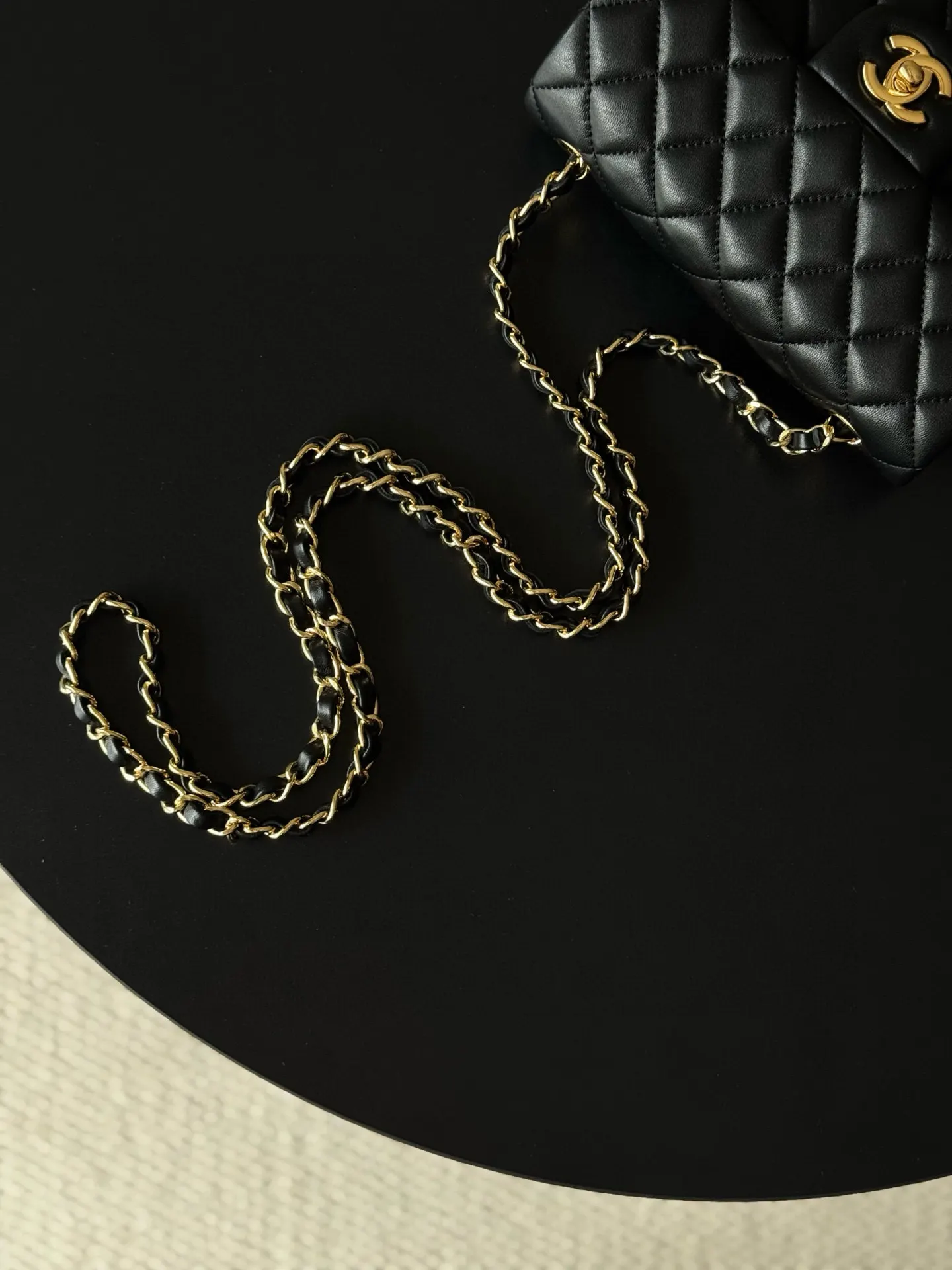 Chanel 黑色小羊皮菱格手提链条包 通勤