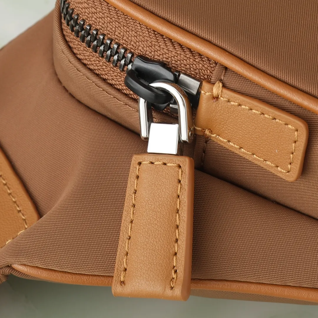 PRADA 腰包 轻便实用款