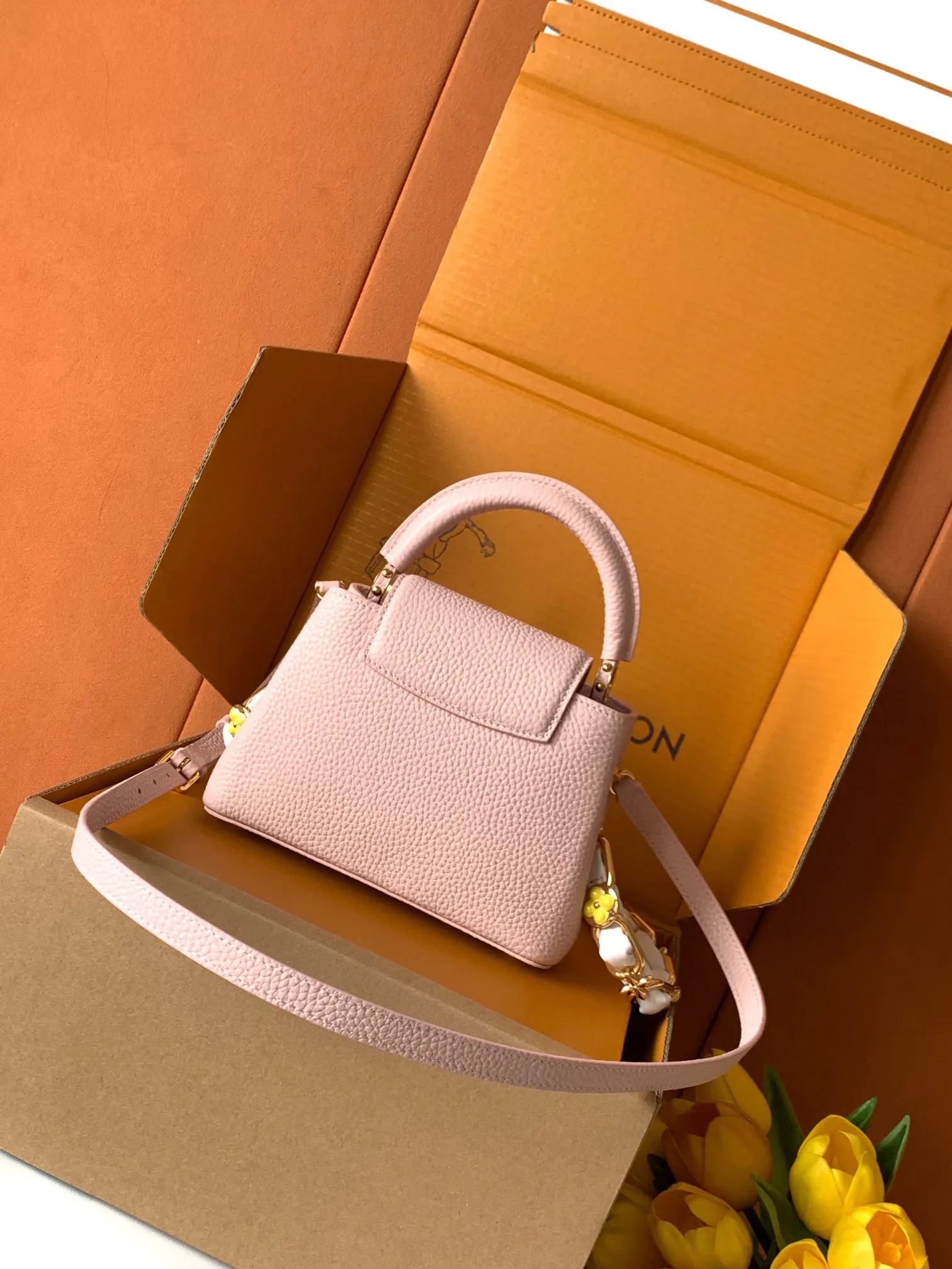 LV Pink Chain Handle Bag Image 4 LV Pink Chain Handle Bag Image 4
