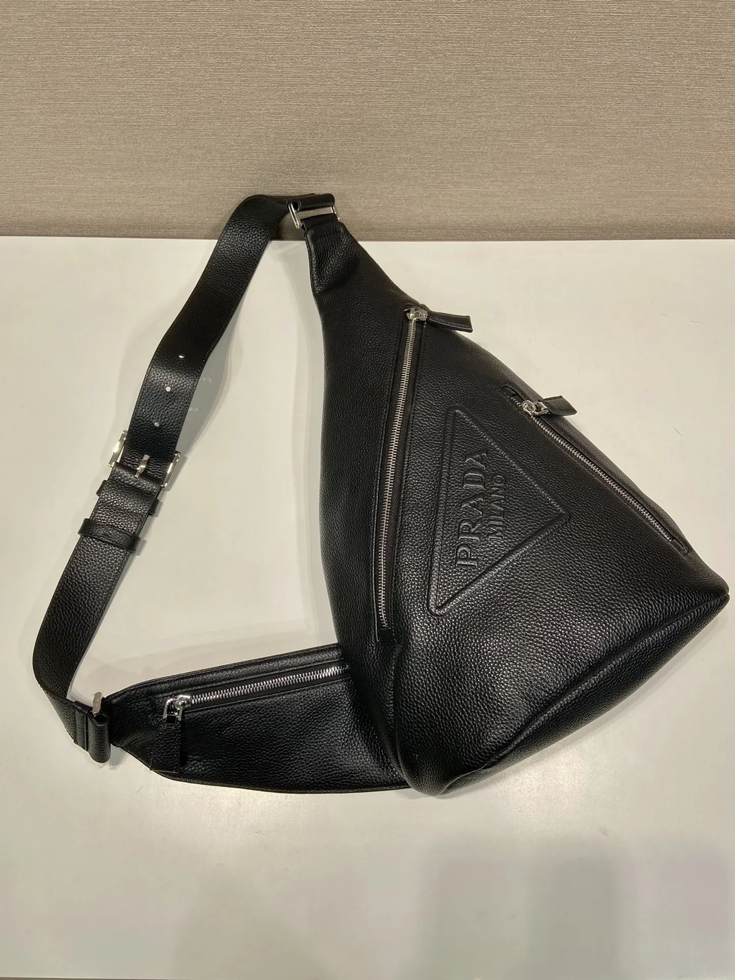 Prada 尼龙 鹿皮 牛皮 双肩背包 轻便实用