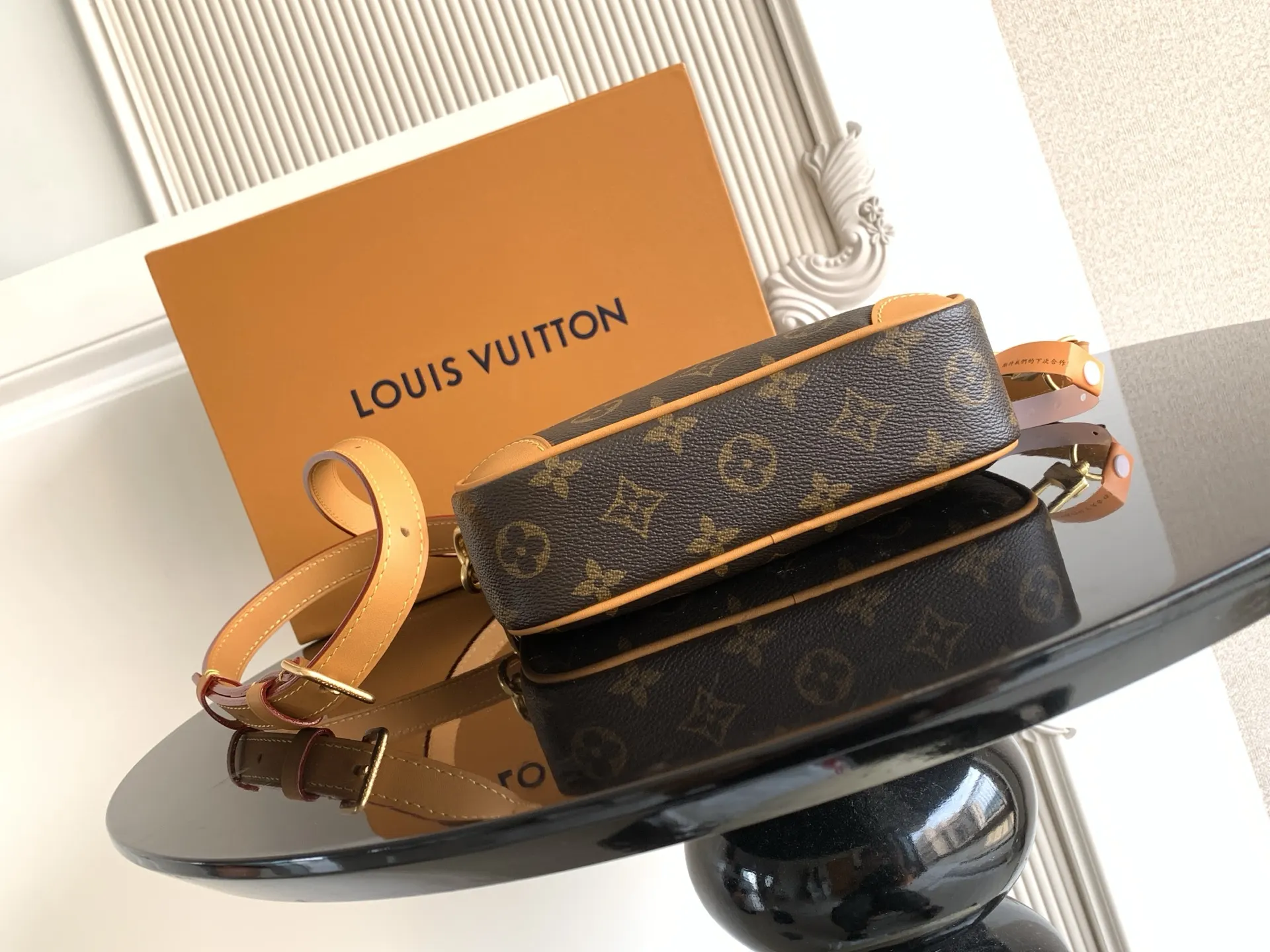 LV 黑色壓紋腋下包(數字13) LV 黑色壓紋腋下包(數字13)