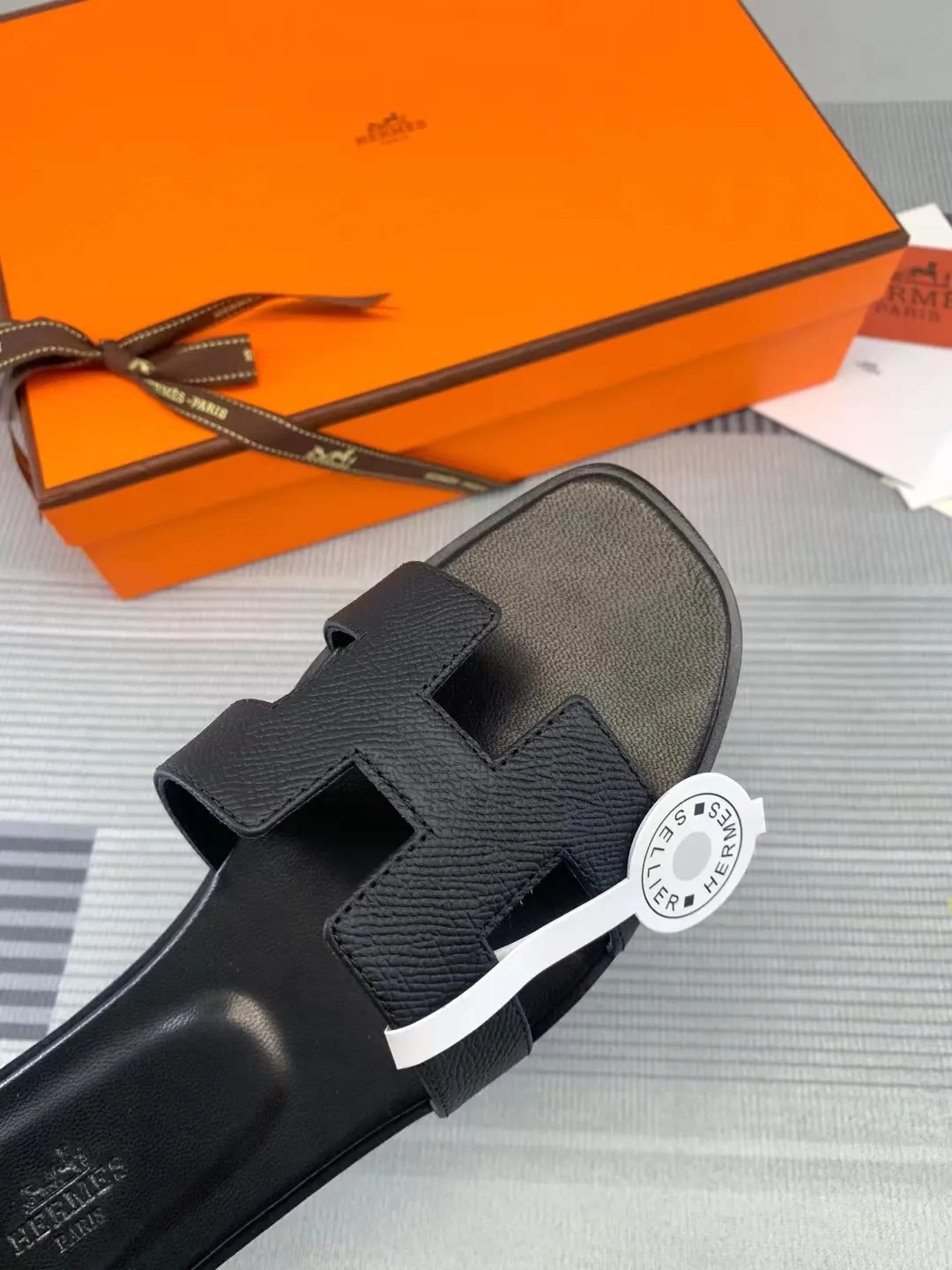 Hermès Oran 全黑 拖鞋 舒適(數字5) Hermès Oran 全黑 拖鞋 舒適(數字5)