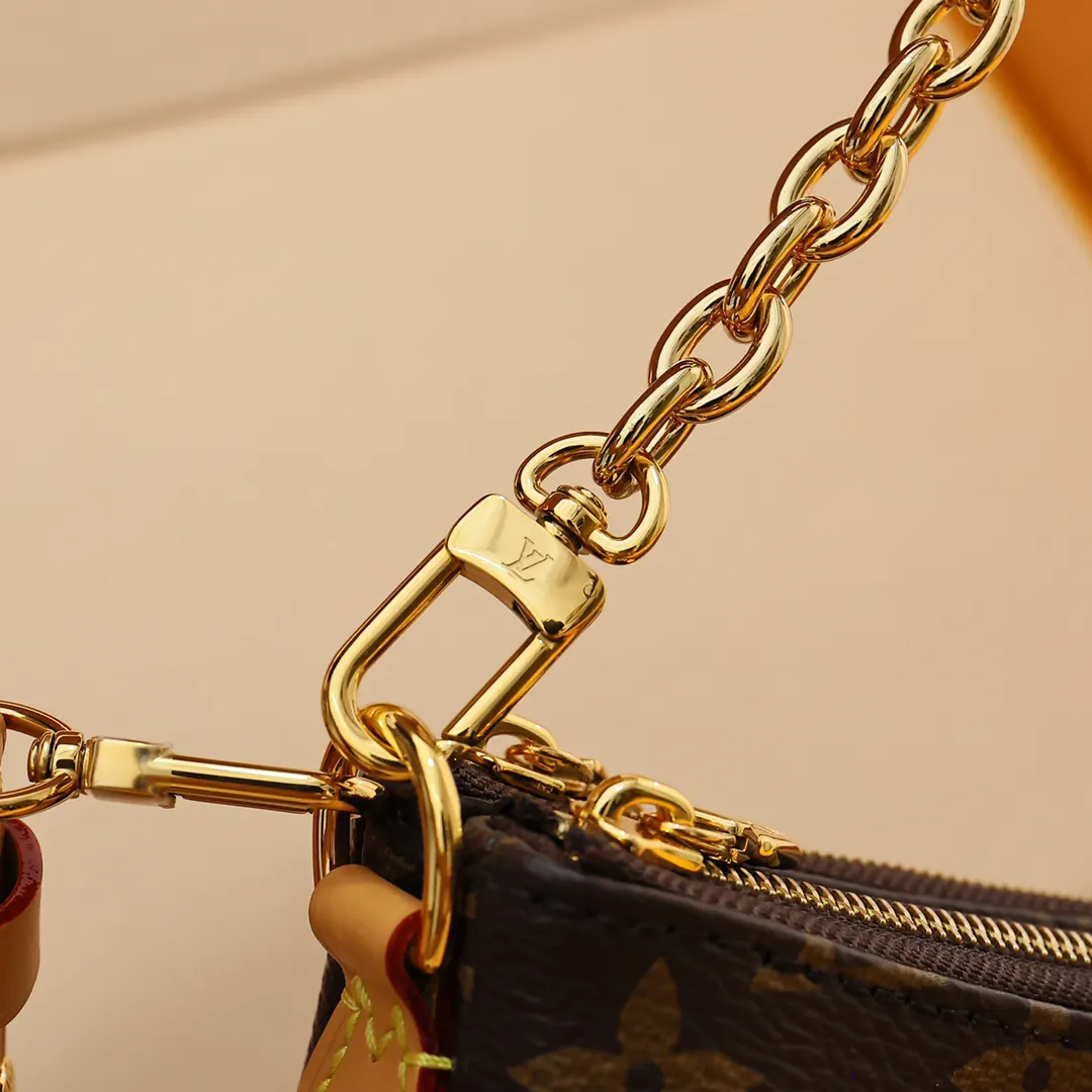 LV 金色 牛皮 安全的双拉链闭合和雕刻的金色牌匾完成了这件時尚的作品 雙肩包 实用雙肩款