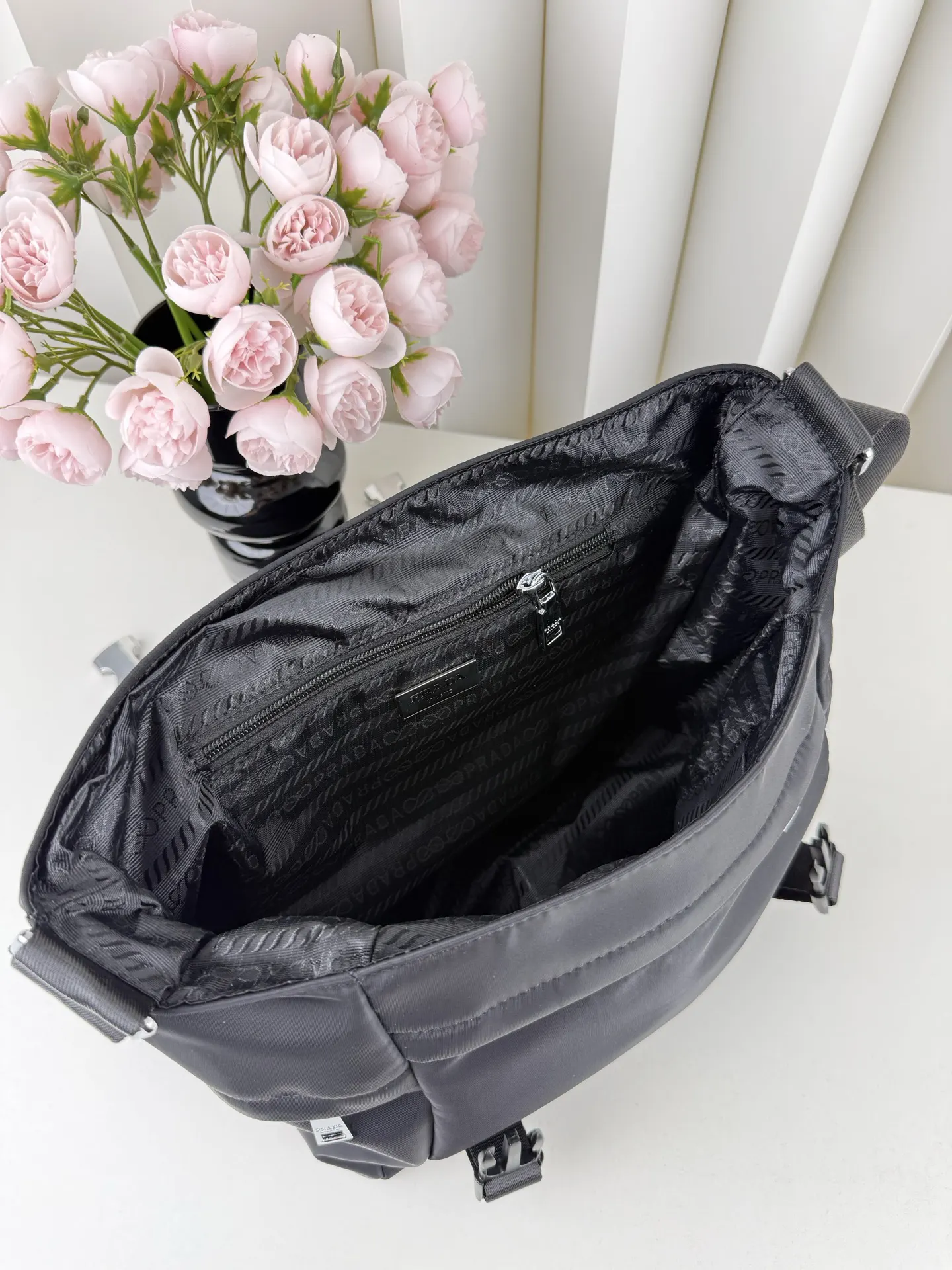 Prada Re-Nylon 尼龙 牛皮 邮差包 斜挎包