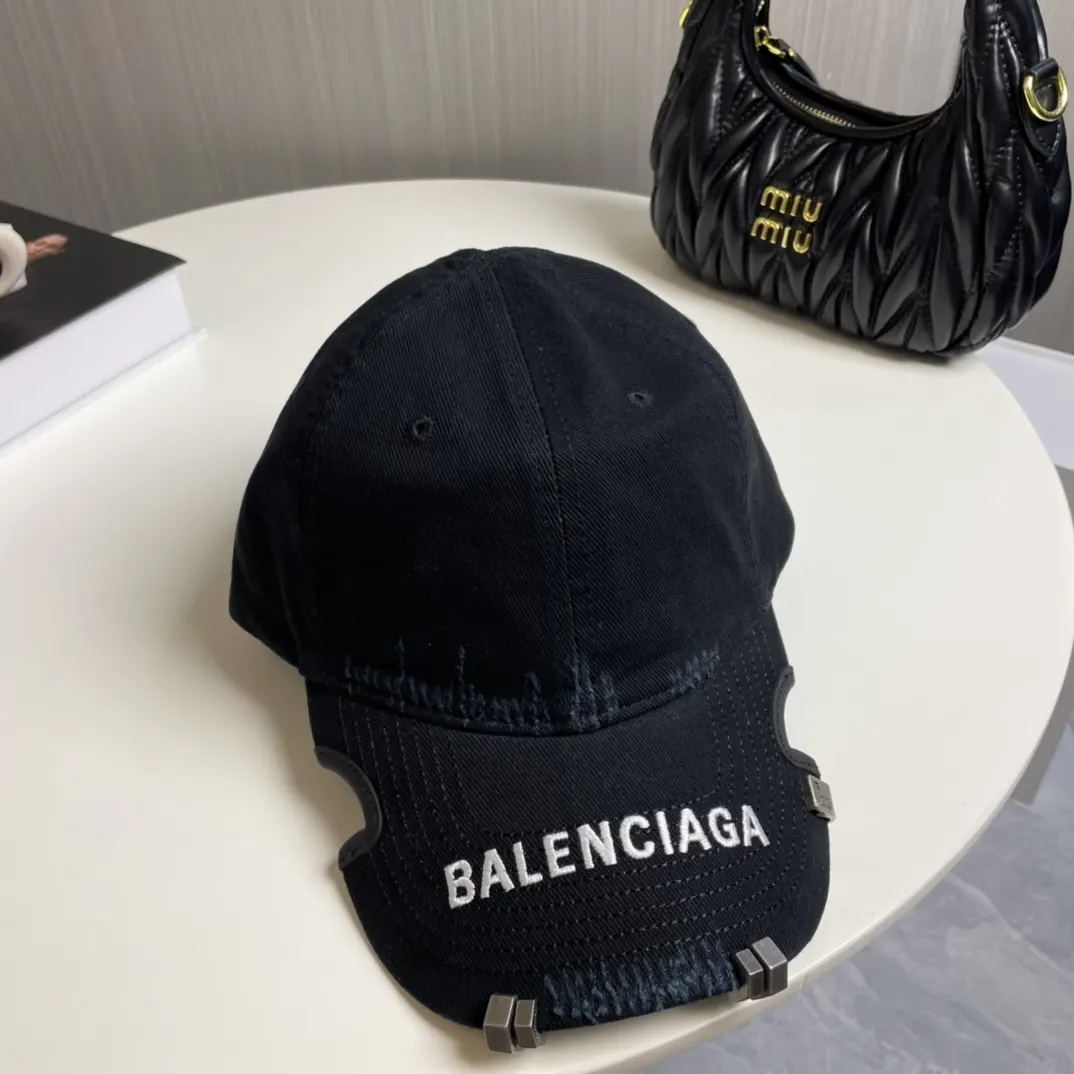 Balenciaga 棒球帽 精致搭配