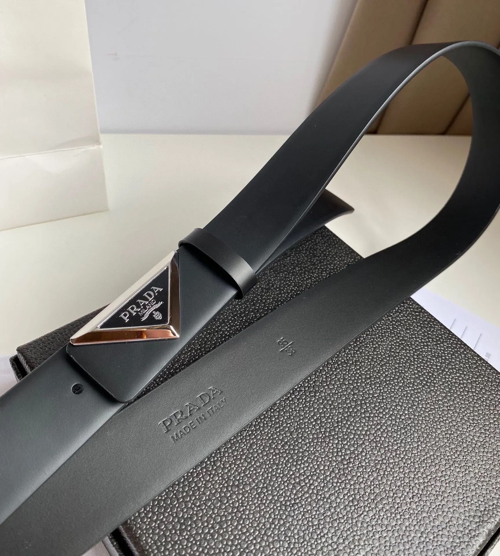 Prada 皮革 亮面 三角标 腰带 通勤搭配
