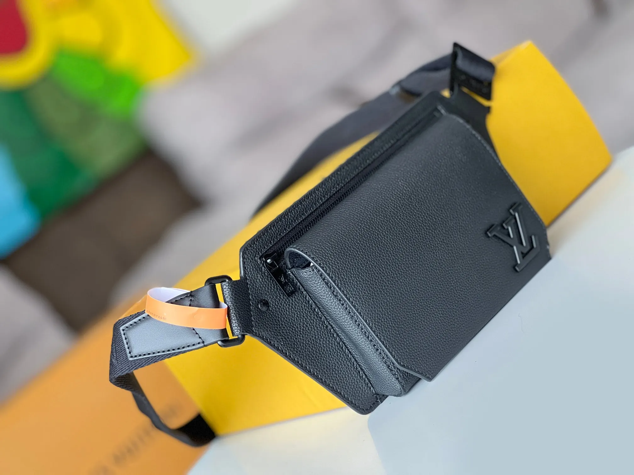 LV 小牛皮 钝角翻盖和磁扣开启充裕主隔层 拉链袋再添一重保护 腰包 休闲腰包款