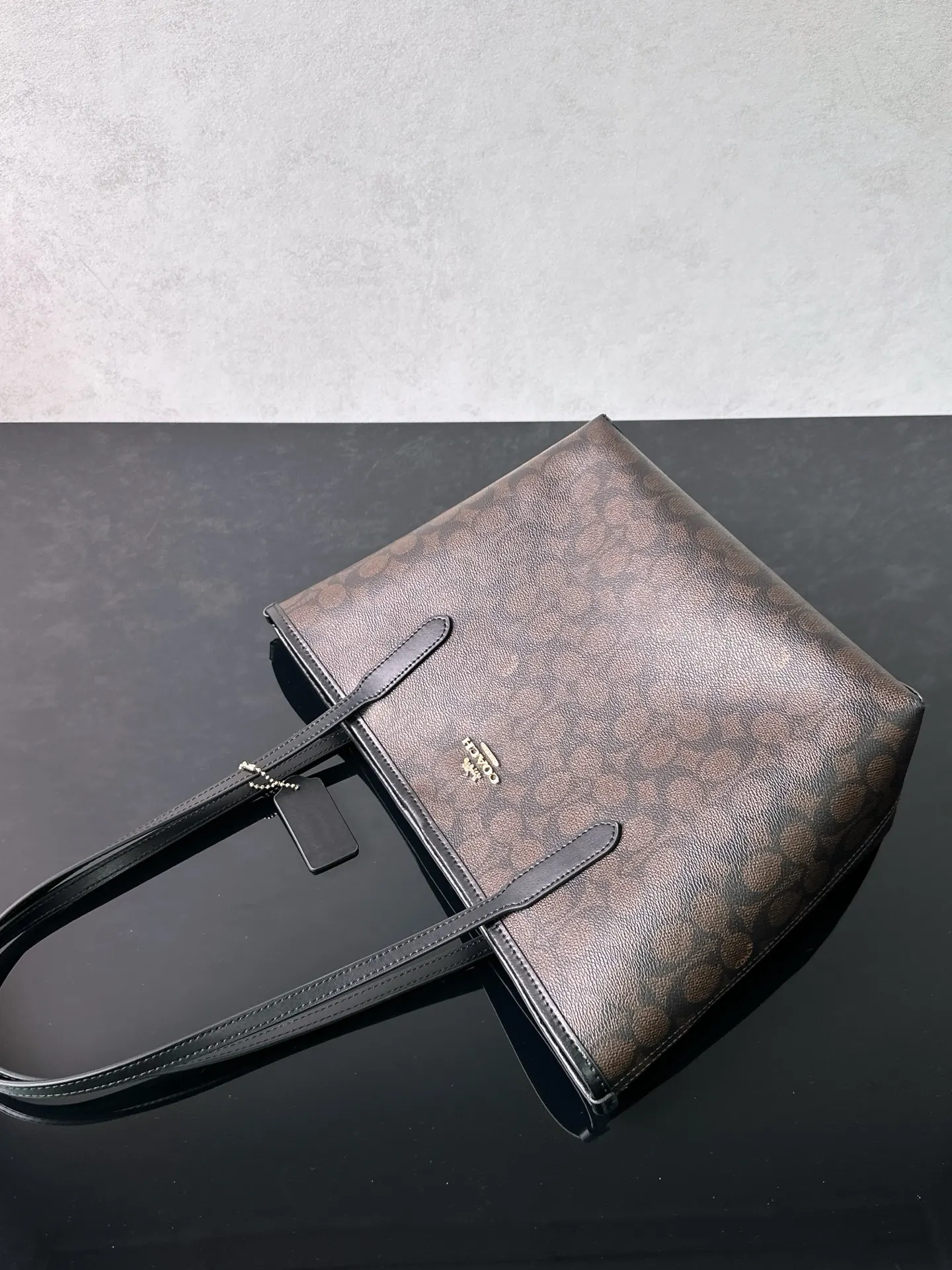 Coach 老花 卡其 經典老花涂层PVC材质 耐磨抗造 日常摩擦 轻微淋溅 托特包 大容量托特款