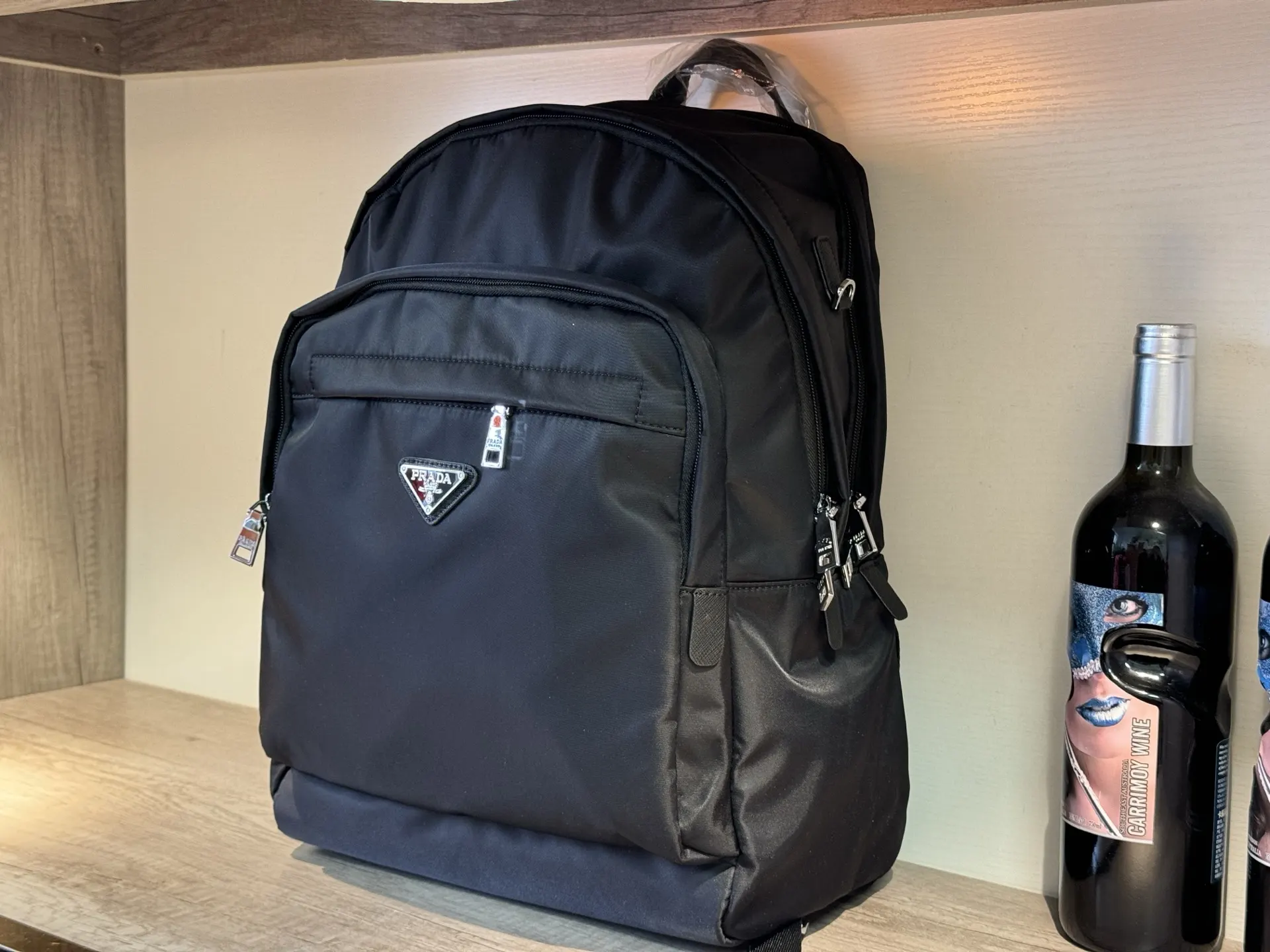 Prada 经典款之一 潮男必备单品 潮牌系列双肩包 开 实用双肩款