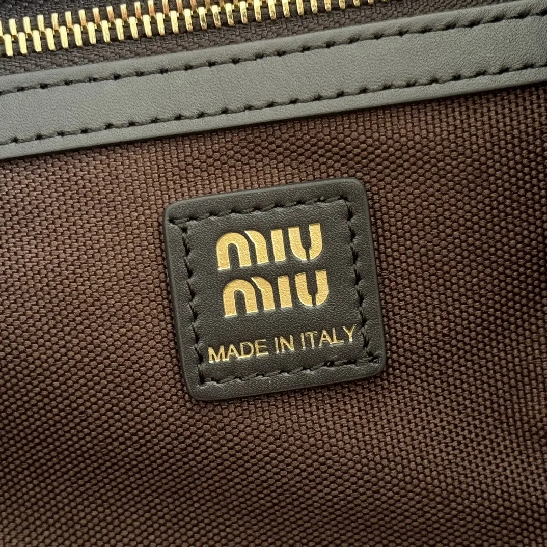 Miu 小牛皮 雙肩包 实用雙肩款(數字9) Miu 小牛皮 雙肩包 实用雙肩款(數字9)