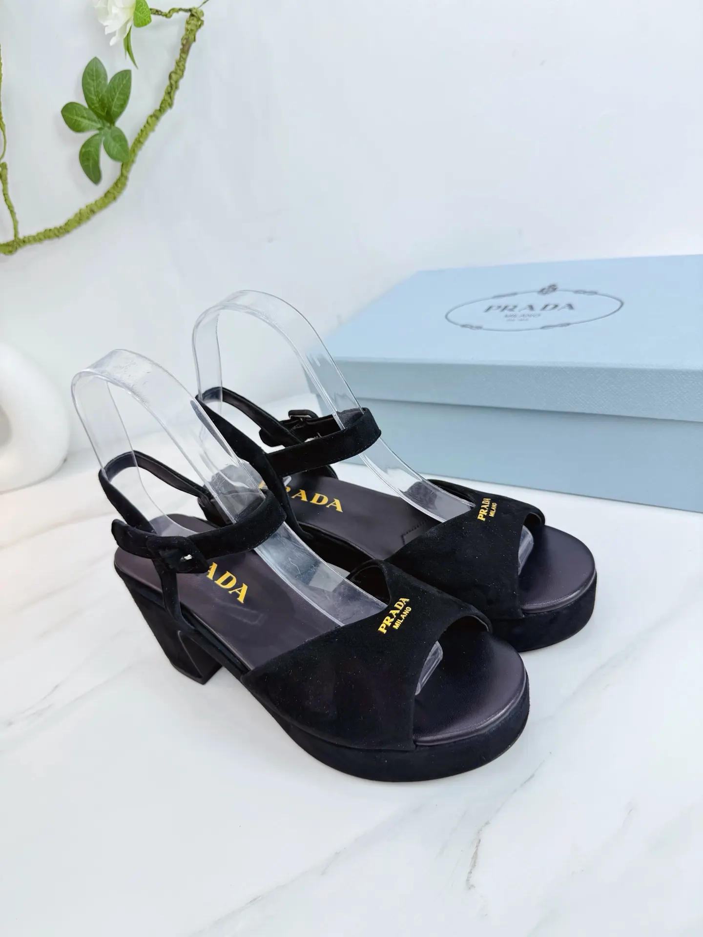 PRADA 羊皮 休闲鞋 舒适百搭款