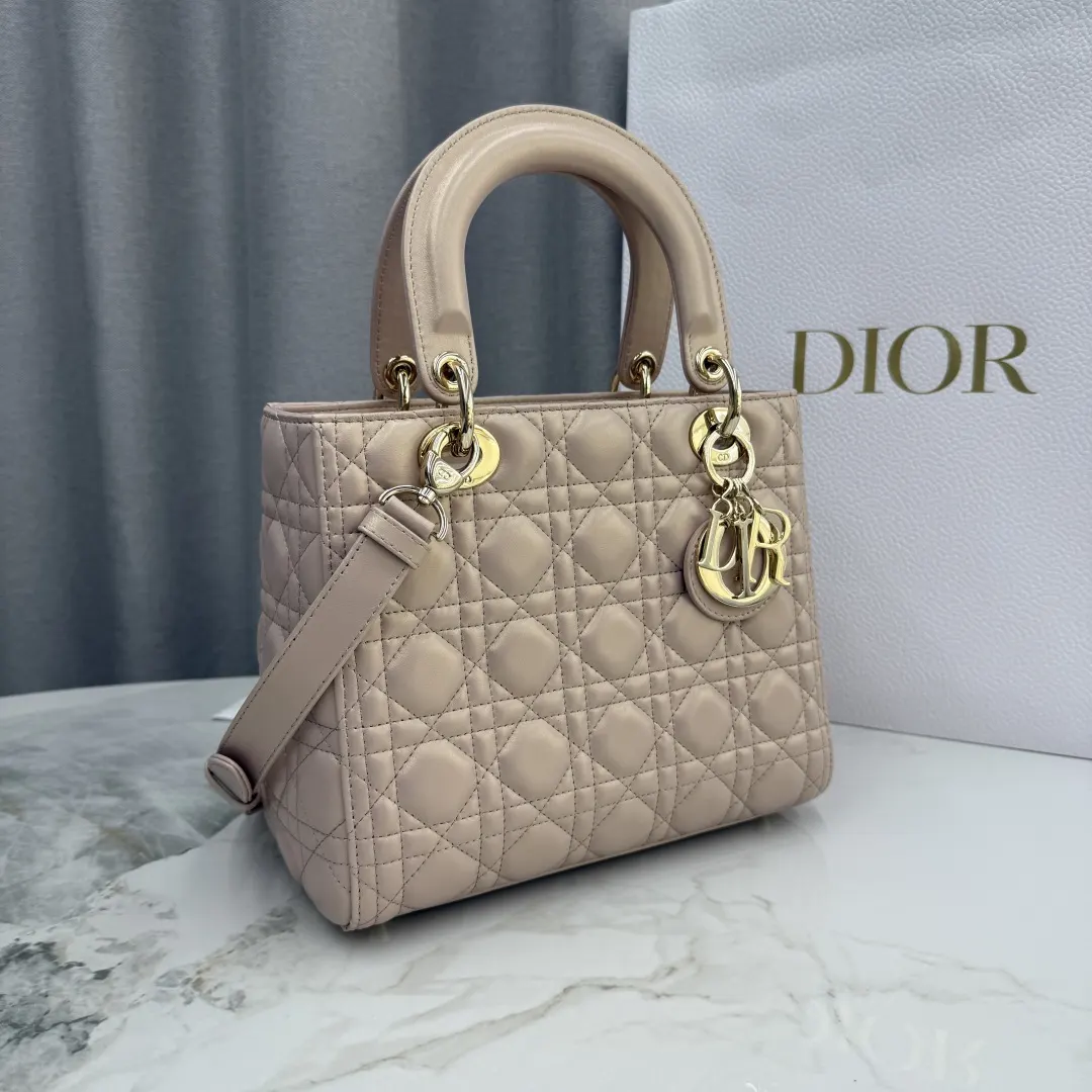 Dior Lady Dior 粉色羊皮卡夹 标签细节款