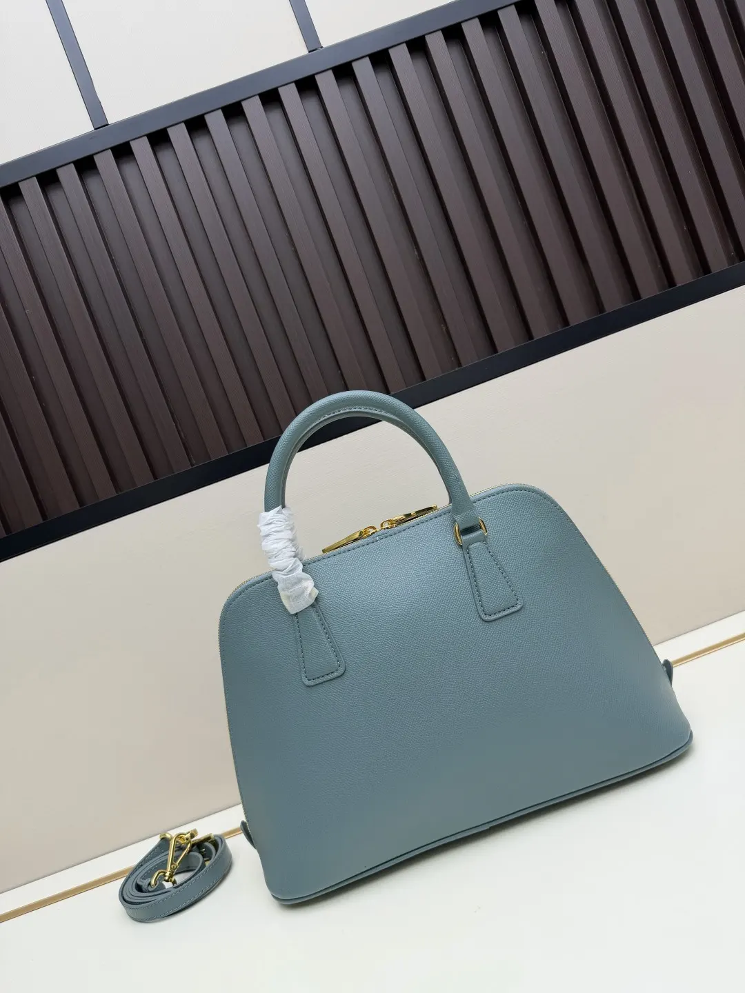 Prada Saffiano 十字纹牛皮 Logo 手提包