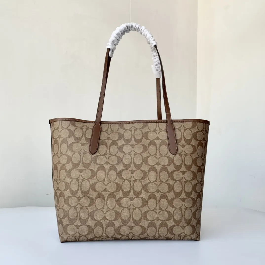 Coach 老花 帆布 新奥莱款双面托特包 的老花图案可以 大容量托特款