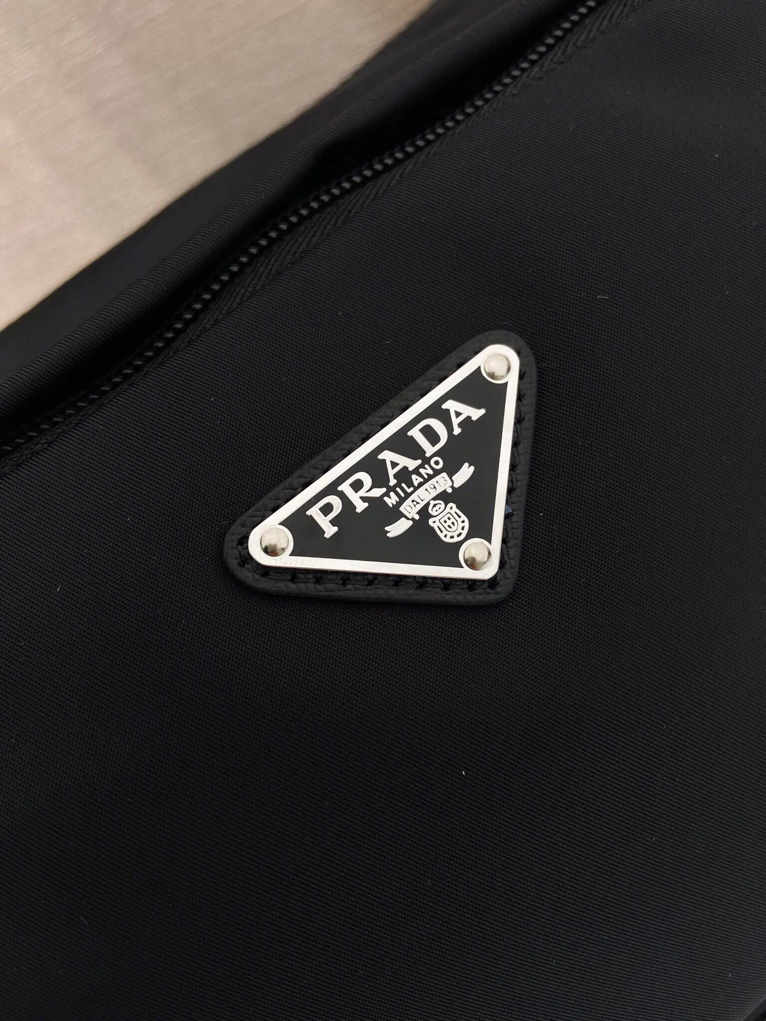 Prada Re-Nylon 尼龙 Saffiano十字纹牛皮 三角标 邮差包 斜挎包