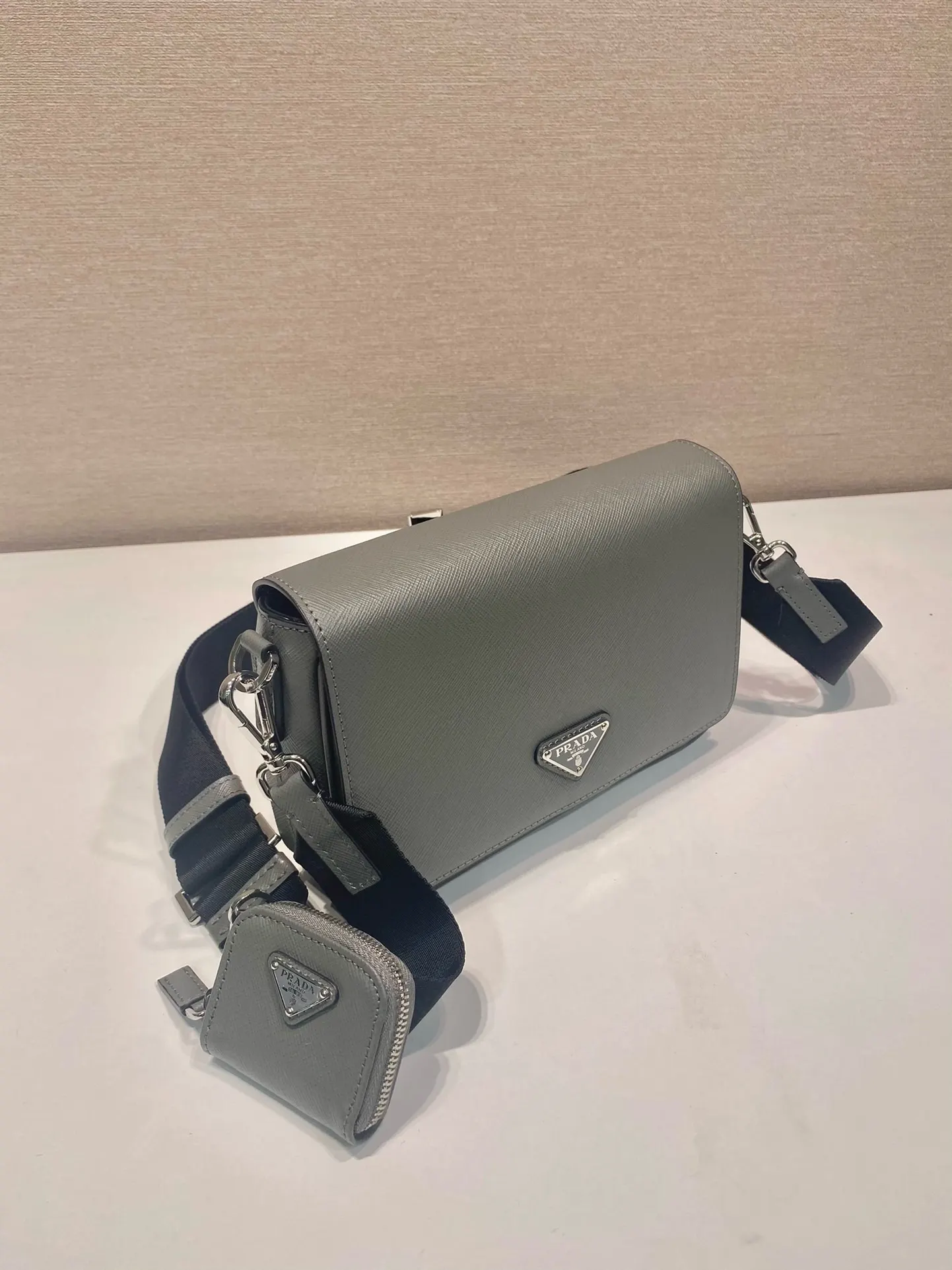 Prada Re-Nylon 2VD059 尼龙 Saffiano十字纹牛皮 单肩包
