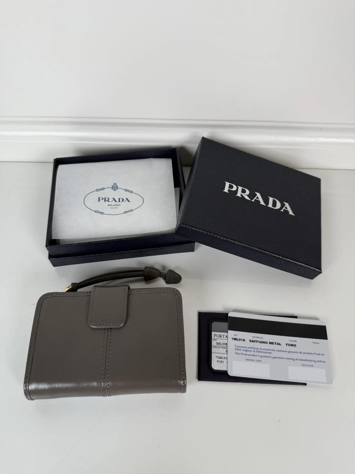 PRADA 黑色皮革卡包礼盒套装 精致配饰款
