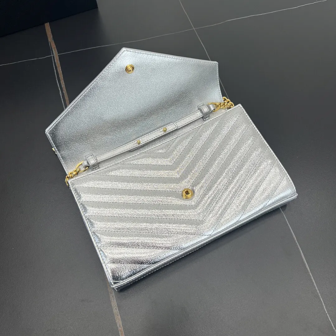 小牛皮 MO经典正面翻盖皮夹 附可拆卸金属链条 链条包 精致链条款