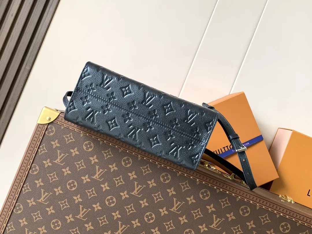 LV Onthego black and white color scheme tote bag, large-capacity commuter model Image 4