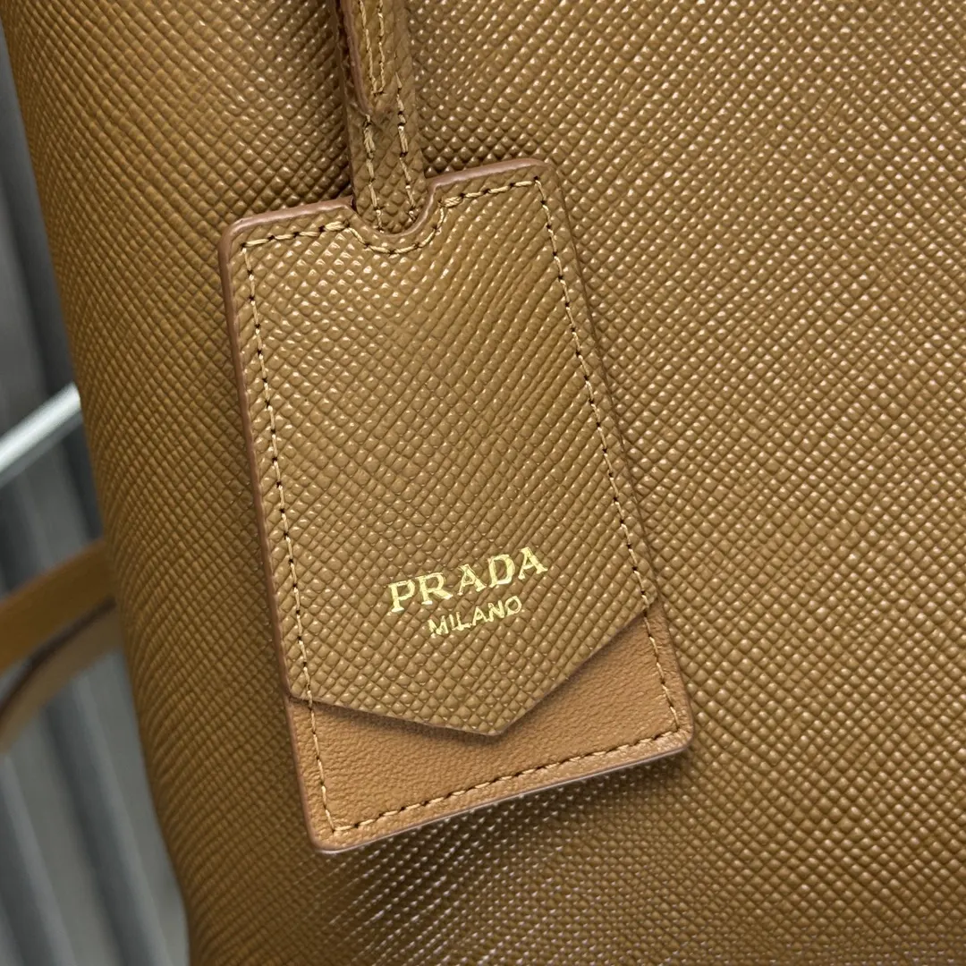 Prada Saffiano 皮革 三角标 水桶包