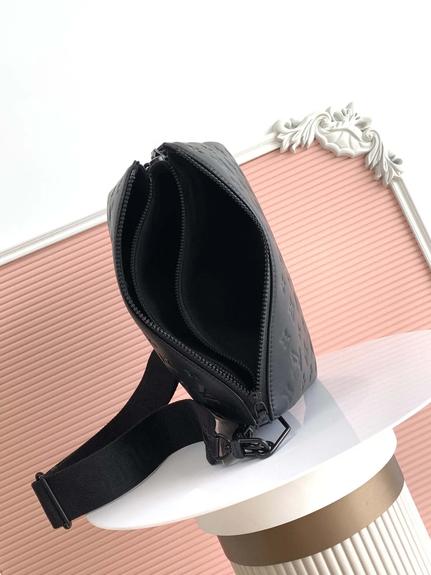 LV black, chain bag, shoulder crossbody model Image 8 LV black, chain bag, shoulder crossbody model Image 8