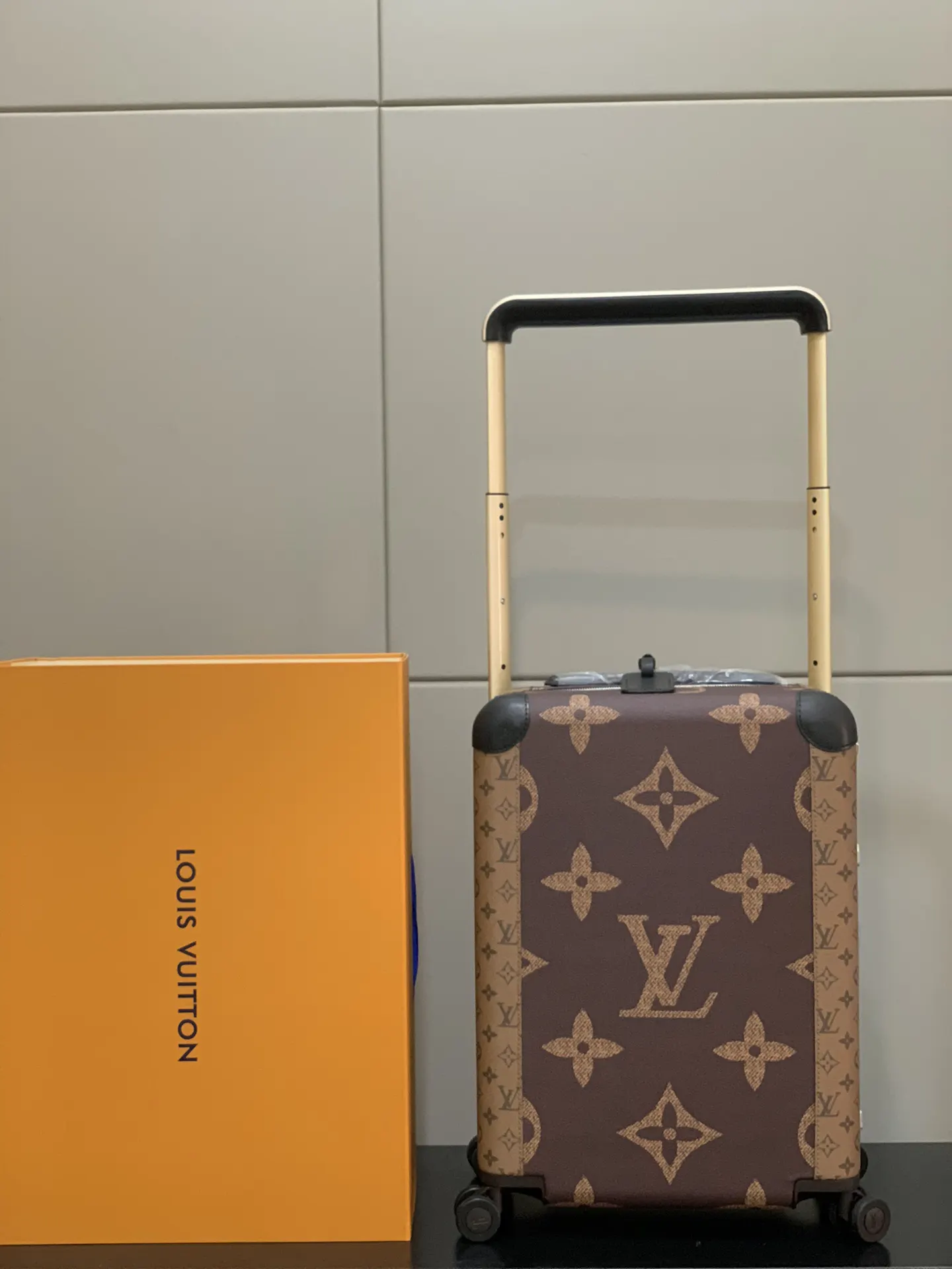 灰色 銀色 拉杆真皮包裹 行李箱 旅行拉杆款 輕便出行款(數字9) 灰色 銀色 拉杆真皮包裹 行李箱 旅行拉杆款 輕便出行款(數字9)