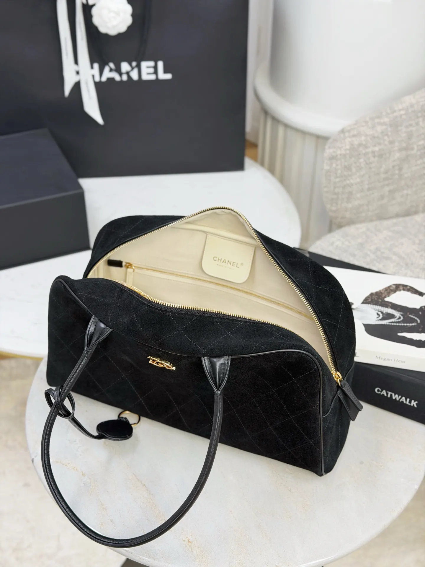 Chanel 黑色牛皮19 Bag链条包 金扣手提