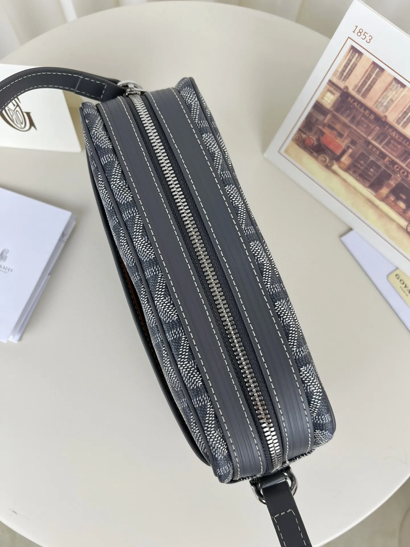 Goyard 戈雅 CapVert 相机包 ☼ 既高颜值又 斜背包 輕便斜挎款(數字9) Goyard 戈雅 CapVert 相机包 ☼ 既高颜值又 斜背包 輕便斜挎款(數字9)