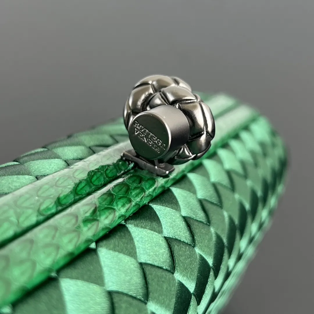Bottega Veneta 化妝包 便携收納款(數字9) Bottega Veneta 化妝包 便携收納款(數字9)