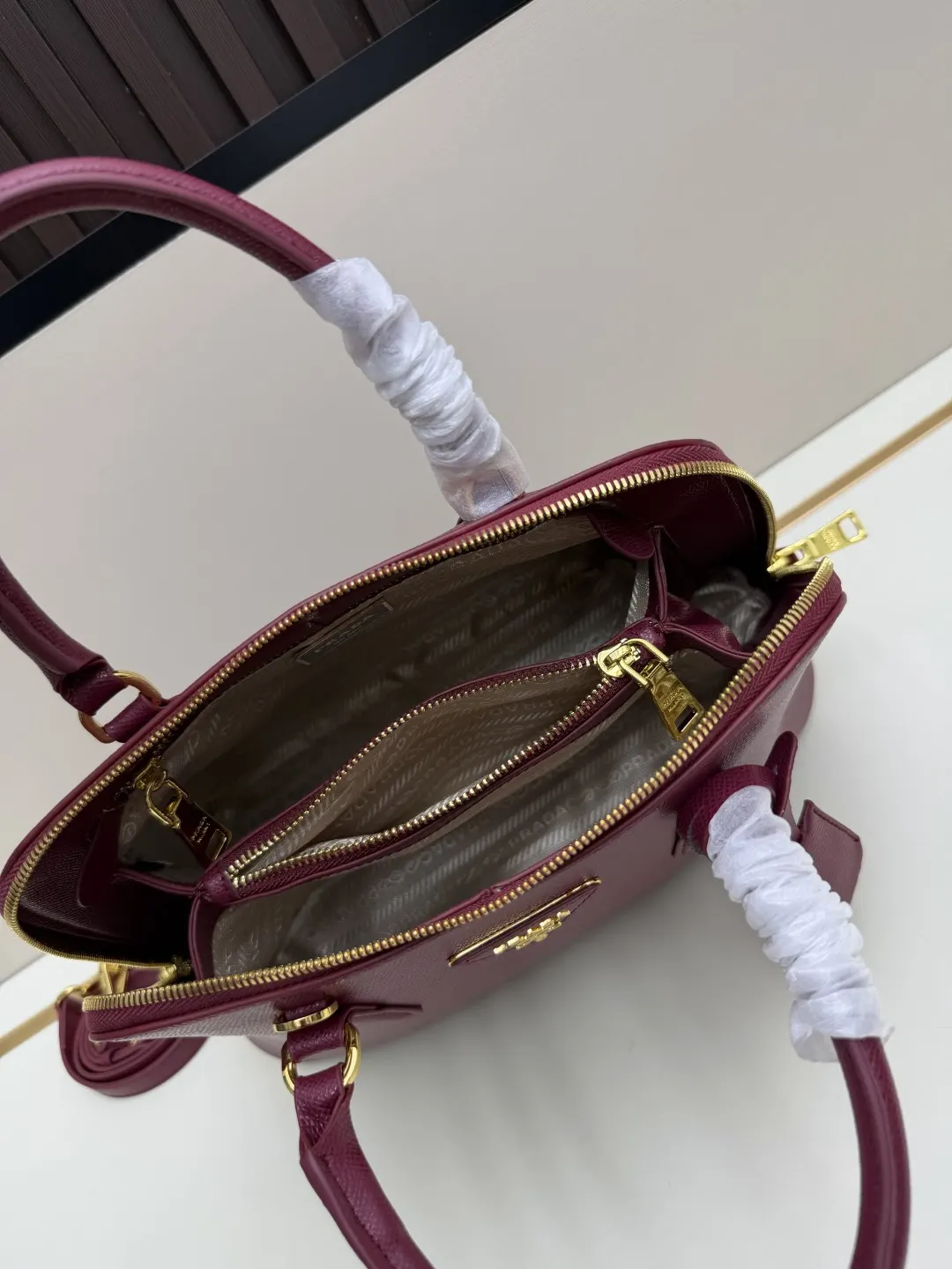 Prada Saffiano 十字纹牛皮 Logo 手提包