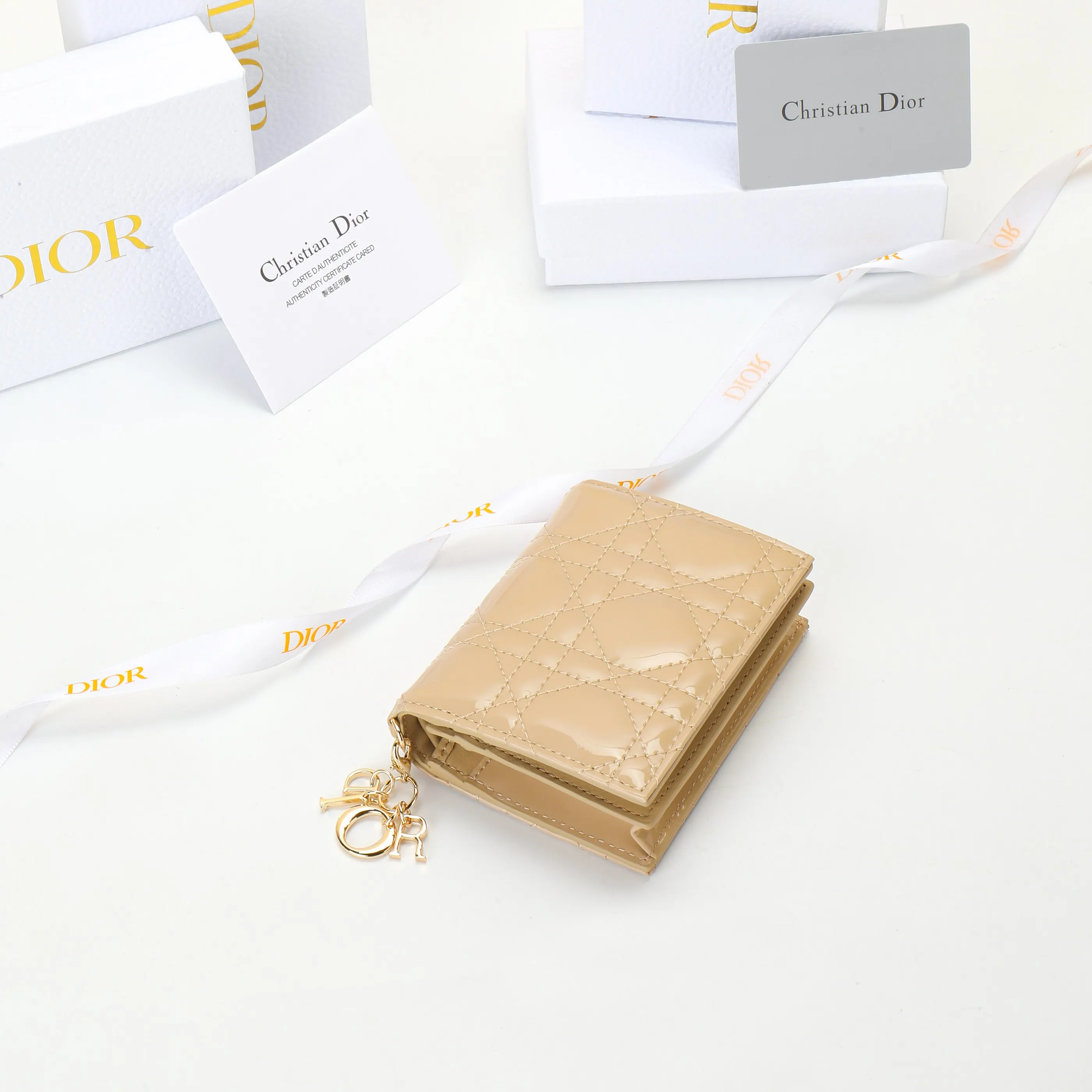 Dior 牛皮錢包 精緻配飾(數字6) Dior 牛皮錢包 精緻配飾(數字6)