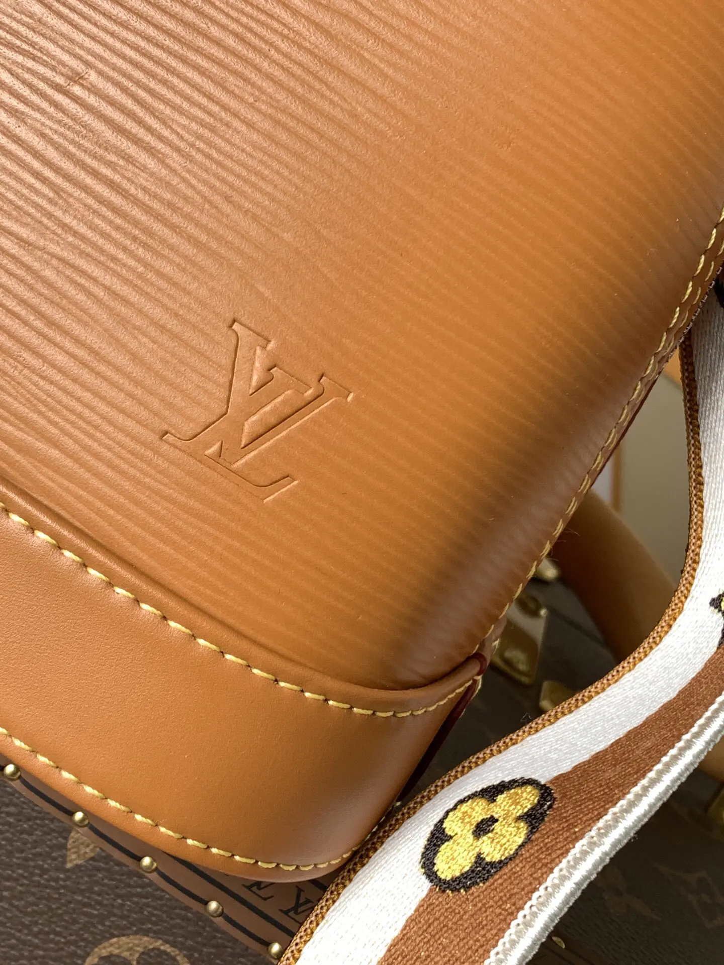 LV Alma black pink color scheme shell bag Image 6 LV Alma black pink color scheme shell bag Image 6